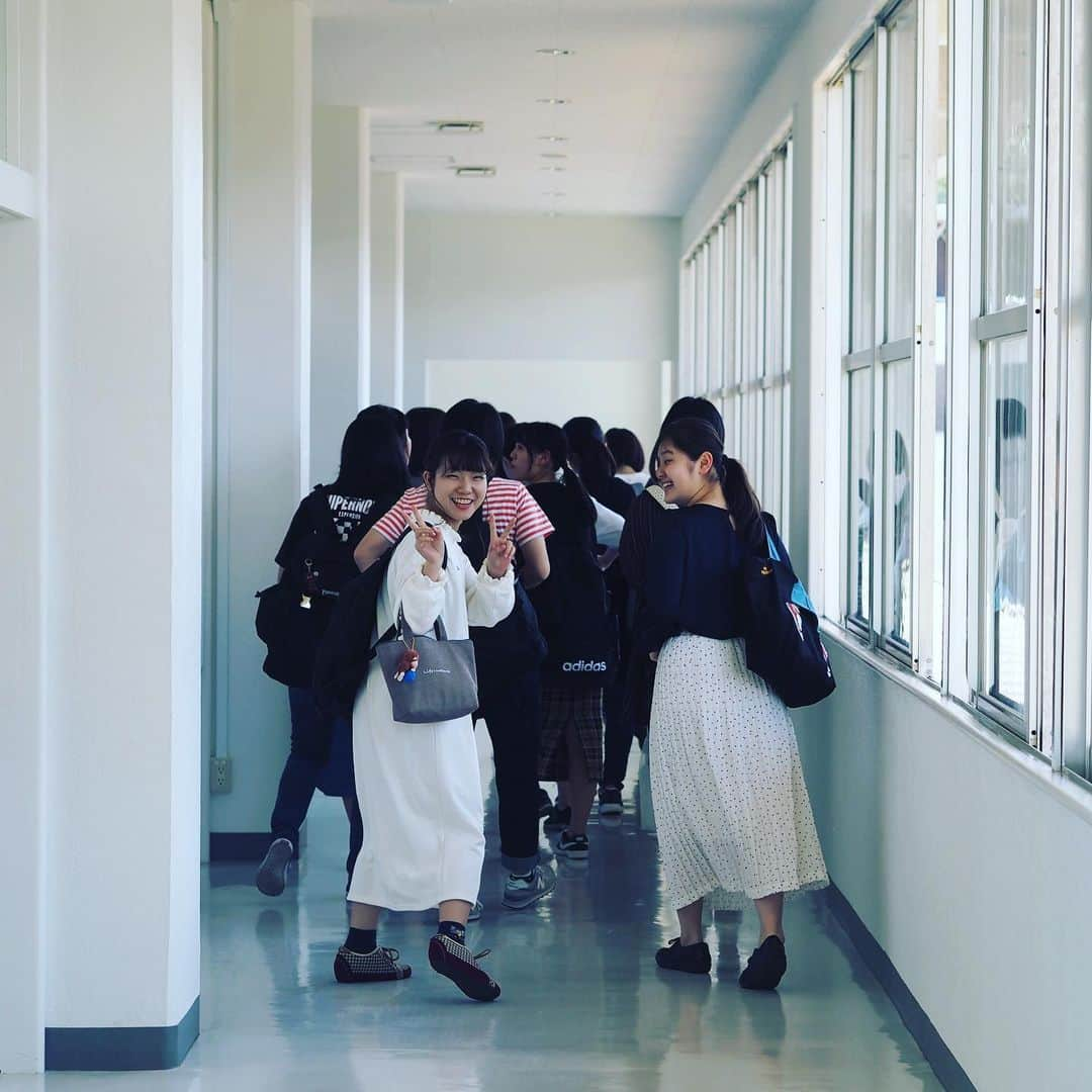 福岡女子短期大学さんのインスタグラム写真 - (福岡女子短期大学Instagram)「@福岡女子短期大学 . 夕方のキャンパス 講義も終わって教室から出てくるとこでした。 . #福岡女子短期大学 #福女短 #夕方 #帰宅中 #下校 #下校時間 #子ども学科  #福岡女子短期大学子ども学科 #クラスメイト #福女短スナップ  #短大生 #福岡の女子短期大学 #トモダチ #春コーデ #オシャレさんと繋がりたい #スナップ写真 #街角スナップ #後ろ姿  #学生コーデ #ポトレのセカイ  #写真好きな人と繋がりたい #写真撮るのが好きな人と繋がりたい #キャンパス #大学生コーデ  #キャンパスコーデ #福女短スナップ #写真で伝えたい私の世界 #ツーショット . ========[ 資料請求 ]======== ． 新しい福岡女子短期大学の資料請求（2020大学案内）を無料送付中です。本学ホームページからお気軽に申し込みください。 . 子ども学科/健康栄養学科 音楽科/文化教養学科 ． 福岡女子短期大学 住所：‪‪福岡県太宰府市五条四丁目16番1号‬‬ tel：‪‪092-922-4034‬‬（代表） . =======================」5月15日 19時01分 - fukuoka_wjc