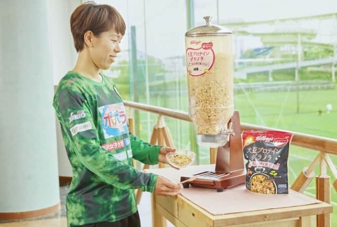 ケロッグ(Kellogg's)公式のインスタグラム：「日本ケロッグは、女子サッカーチーム 「日テレ・ベレーザ」のフードパートナー企業として、仕事と競技を両立する忙しいベレーザ選手たちの朝のたんぱく質摂取をサポートしています✨  #ケロッグ #ベレーザ #日テレベレーザ #女子サッカー #大豆プロテイングラノラ #たんぱく質 #プロテイン」