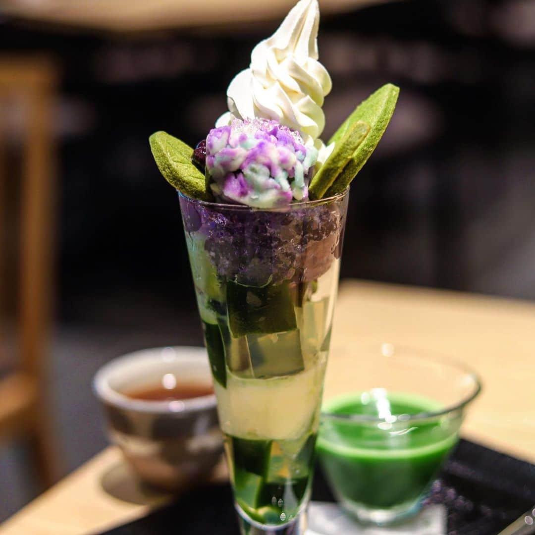 きょん。さんのインスタグラム写真 - (きょん。Instagram)「. .  伊藤久右衛門 @itohkyuemon  5月も中旬となり 伊藤久右衛門さんでは パッフェの先に 紫陽花が 咲きました。  中には 抹茶使用の 蜜やゼリーが ぎゅぎゅっとin🍵  #伊藤久右衛門#uji#ujimatcha」5月15日 19時02分 - kyon_tokiiro
