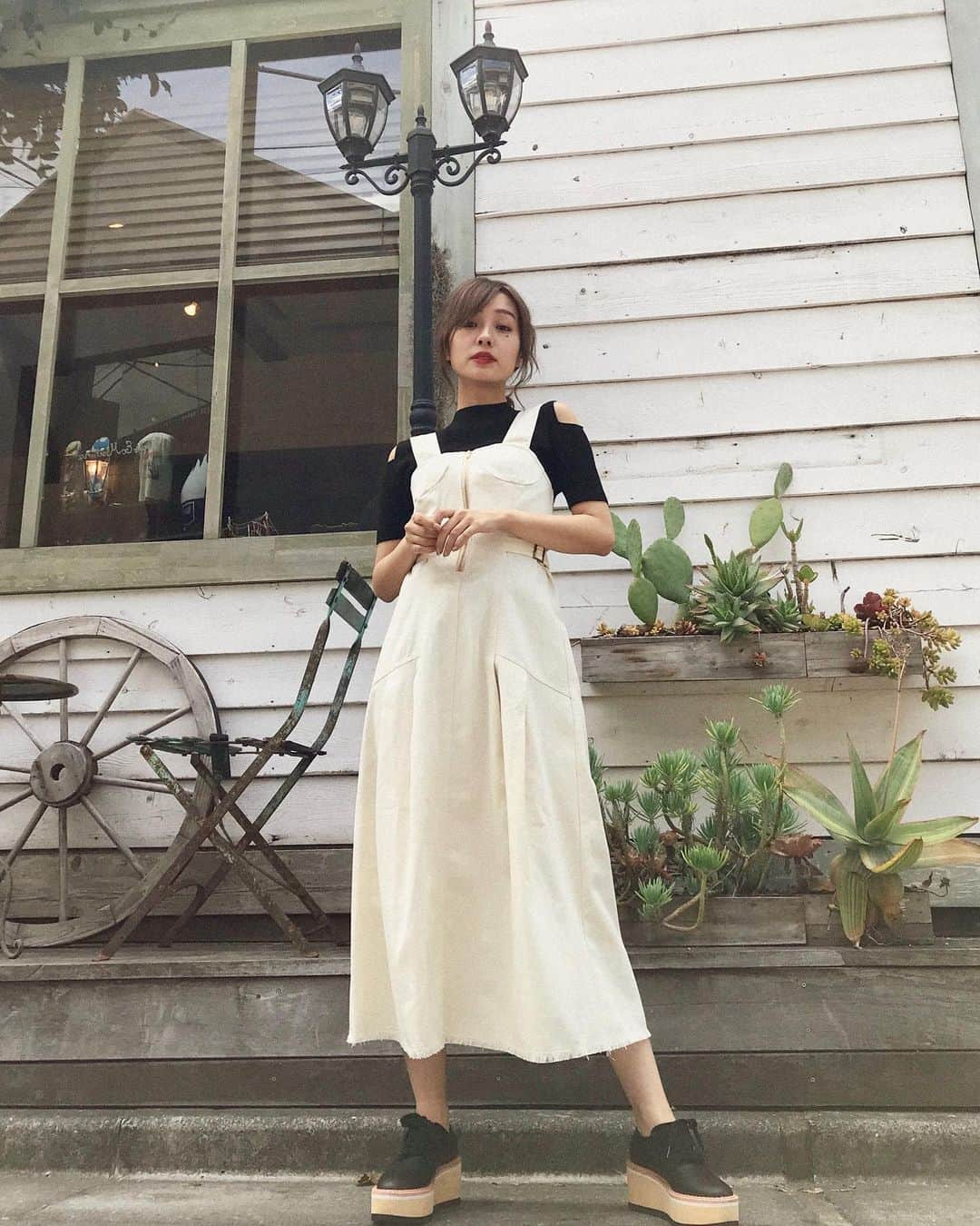 前田希美（まえのん）さんのインスタグラム写真 - (前田希美（まえのん）Instagram)「今日はN WITH.撮影でした。 新作たっぷりあります。 発売は24日予定です。お楽しみに。  そして明日デニムマキシワンピの 新色オフホワイトが発売になります♥  本当に可愛く出来たので、 早く皆様に着ていただきたいです。 明日ぜひGETしてくださいね。  中に着てるトップスは ¥3,990 とプチプラ☺︎ (こちらの発売は24日予定です。) #のんの私服 #NWITH #エヌウィズ  #fashion #code #ootd #明日発売」5月15日 19時03分 - maeda_nozomi