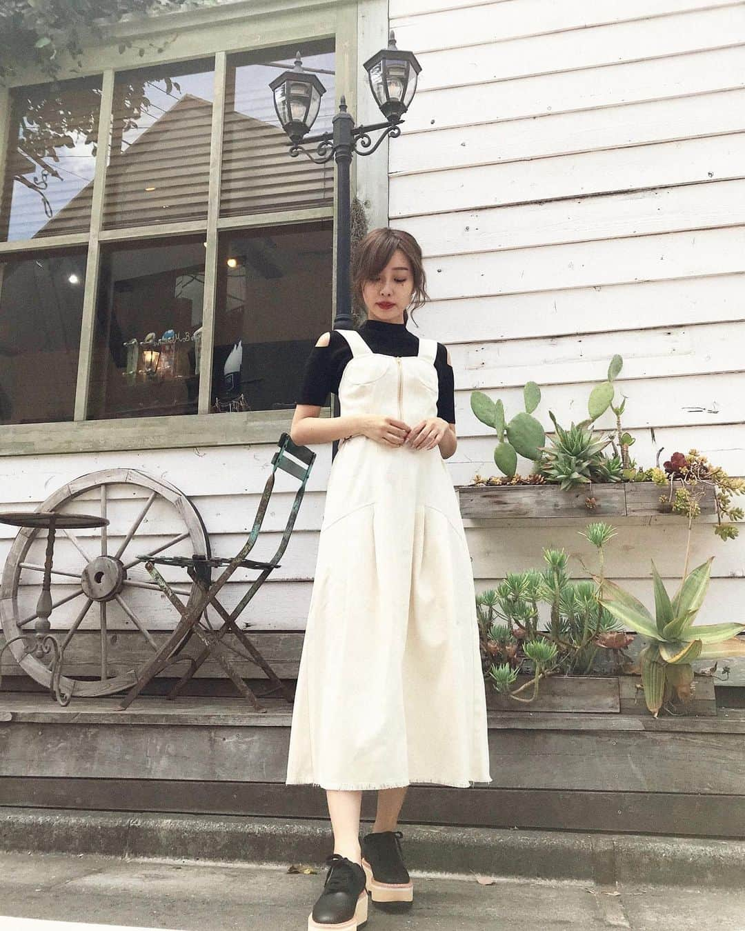 前田希美（まえのん）さんのインスタグラム写真 - (前田希美（まえのん）Instagram)「今日はN WITH.撮影でした。 新作たっぷりあります。 発売は24日予定です。お楽しみに。  そして明日デニムマキシワンピの 新色オフホワイトが発売になります♥  本当に可愛く出来たので、 早く皆様に着ていただきたいです。 明日ぜひGETしてくださいね。  中に着てるトップスは ¥3,990 とプチプラ☺︎ (こちらの発売は24日予定です。) #のんの私服 #NWITH #エヌウィズ  #fashion #code #ootd #明日発売」5月15日 19時03分 - maeda_nozomi