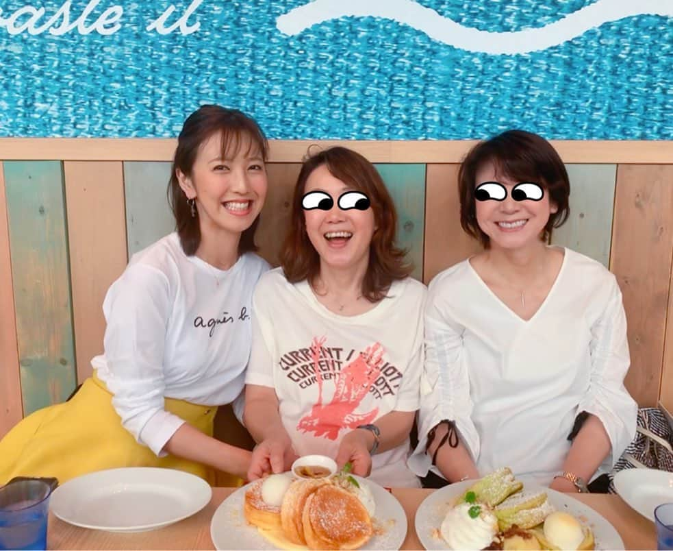 小澤陽子さんのインスタグラム写真 - (小澤陽子Instagram)「𝒊𝒏 𝒑𝒓𝒊𝒗𝒂𝒕𝒆❁  Happy mothers’ day💐 to my mum and my aunty-mum!  やっと恒例の会ができた🥰  いつもありがとう😊♥︎ . . #私にとっての母 #母と叔母と祖母に感謝の日 #メッセージに叔母が泣いとる #天国のおばあちゃまにも届け🕊 #お花は幼馴染作💐 #地元横浜で⚓︎ #母の日 #図らずもみんな白👗」5月15日 19時04分 - yoko.ozawa729