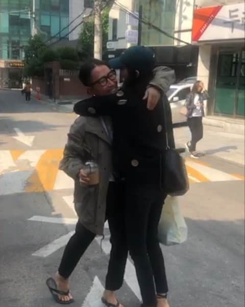 チャン・ユンジュのインスタグラム：「오빠를 만날 때면 자동 재생. 👠❤️ 내 워킹을 참 좋아하는 ㅋㅋㅋㅋ @jaehyungjung17  _ #곧새앨범나온데요  #음악천재정재형 #워킹천재장윤주 _」