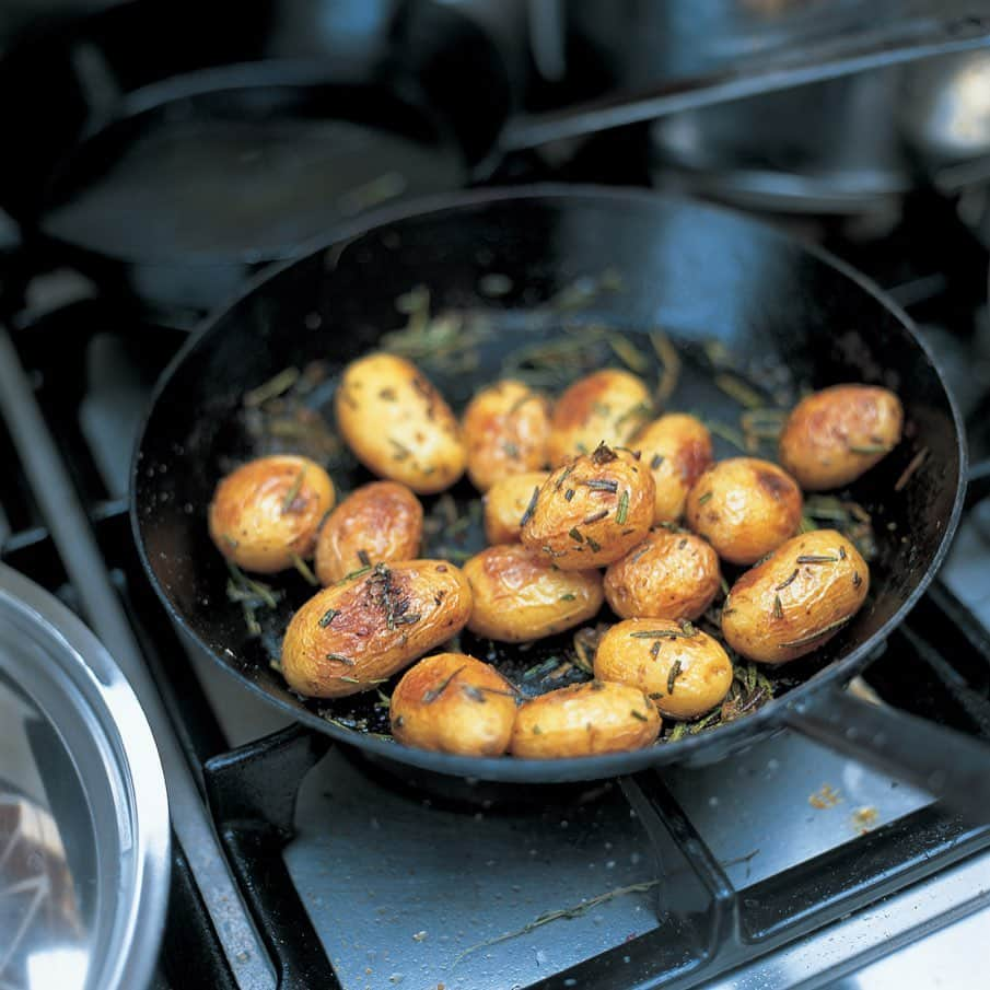 ジェイミー・オリヴァーさんのインスタグラム写真 - (ジェイミー・オリヴァーInstagram)「IN SEASON NOW! #JerseyRoyals potatoes...grown only on the island of Jersey. These beauties only hit the shelves for a short period of time - end of April to the end of July - so you've got to make the most of them whilst you can! Boil them, bake them, roast them, serve them with fish, lamb you name it!  Loads of recipe inspiration on my website - SWIPE LEFT to check them out. How do you like to cook yours??」5月15日 19時15分 - jamieoliver