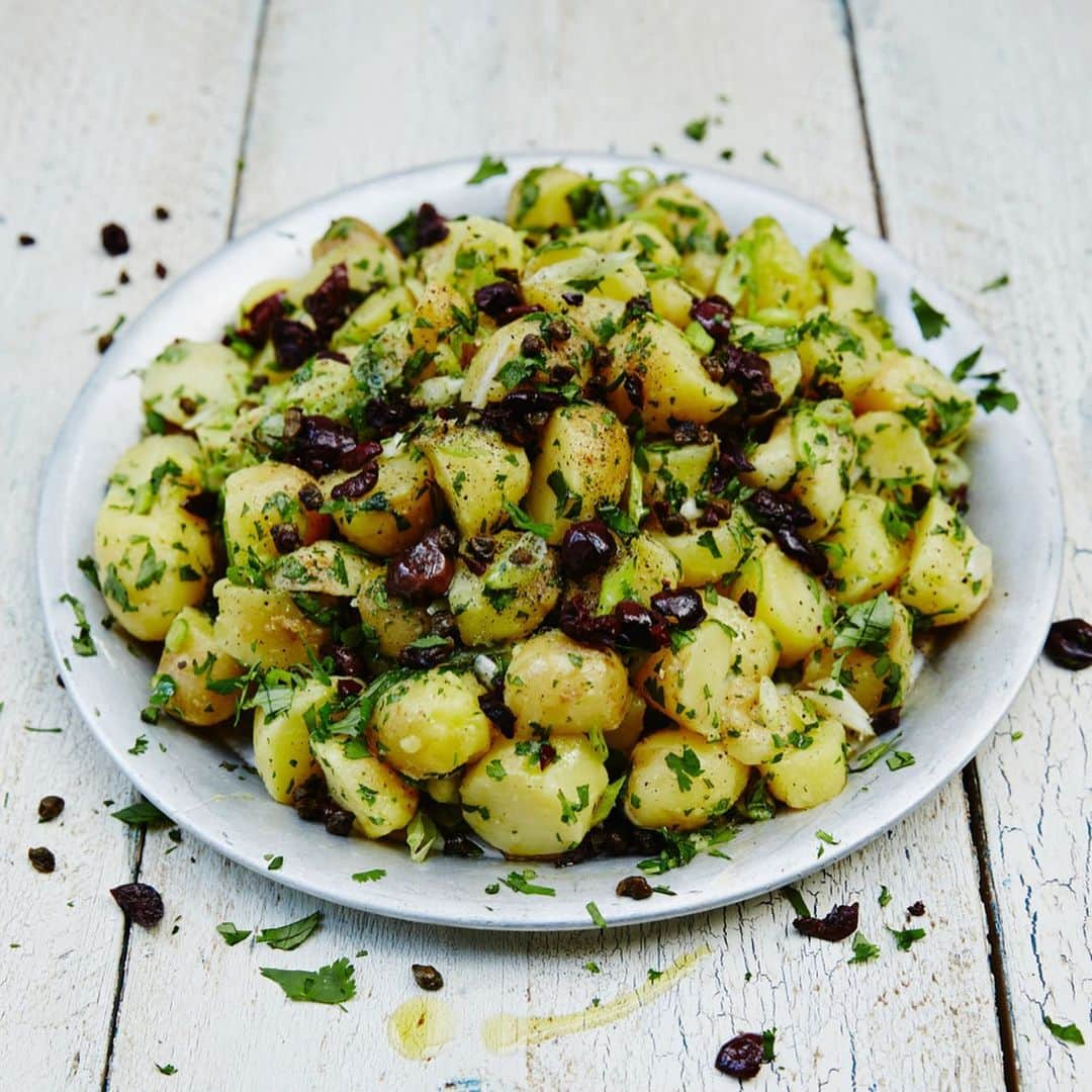 ジェイミー・オリヴァーさんのインスタグラム写真 - (ジェイミー・オリヴァーInstagram)「IN SEASON NOW! #JerseyRoyals potatoes...grown only on the island of Jersey. These beauties only hit the shelves for a short period of time - end of April to the end of July - so you've got to make the most of them whilst you can! Boil them, bake them, roast them, serve them with fish, lamb you name it!  Loads of recipe inspiration on my website - SWIPE LEFT to check them out. How do you like to cook yours??」5月15日 19時15分 - jamieoliver