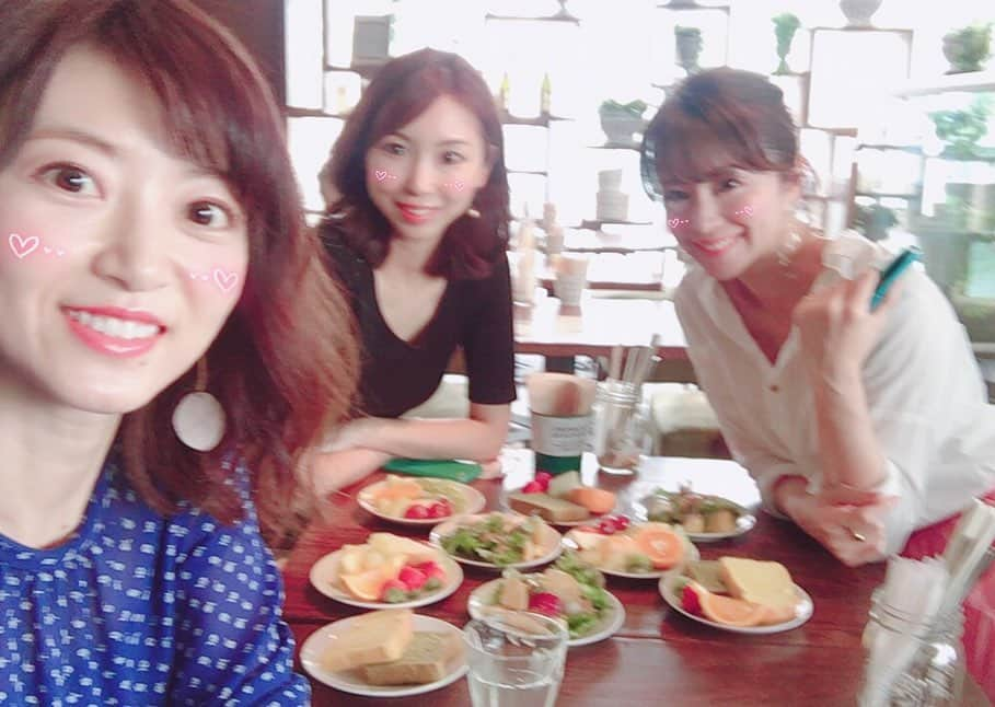 小野寺皐さんのインスタグラム写真 - (小野寺皐Instagram)「. 美女達とのランチ🍽 やっぱり落ち着くこのおふたり☺️💕 楽しいひとときを有難う✨ . 最後の動画📹 どうしても昭和感が出てしまう私たち（笑） . . . #lunch#32オーチャード#cafe#SunnyDays#kikiyokocho」5月15日 19時08分 - satsukionodera