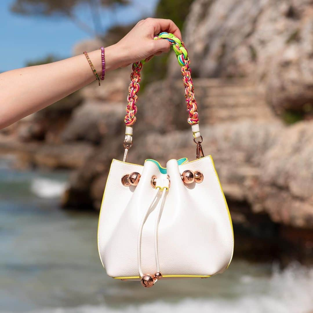 SOPHIA WEBSTERさんのインスタグラム写真 - (SOPHIA WEBSTERInstagram)「We’re wearing white! ‘Romy’ is our go-to this Summer ☀️ Shop with #SophiaWebster #SophiaWebsterBags」5月15日 19時08分 - sophiawebster