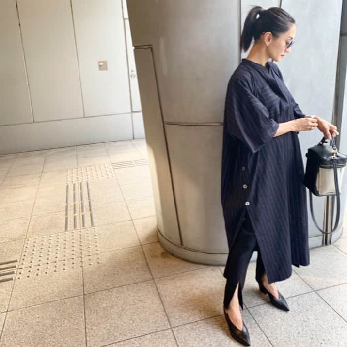 亀恭子のインスタグラム：「navy × black . . . 真面目顔なネイビーに、遊び心なディテール。 黒を合わせてよりクールに。 . . . @lephil_official ―POP UP SHOP― やってます。 . ‪5月2日～28日‬　玉川髙島屋S.C.　南館２F　リミテッドショップ ‪5月7日～20日‬　アトレ恵比寿店　本館４Ｆフォンテーヌテラス . . today's… #fashion #ootd #kkstyle #tokyo #kamescloset #onepiece #pants #lephil_official #bag #vasic #shoes #pierrehardy #spring」