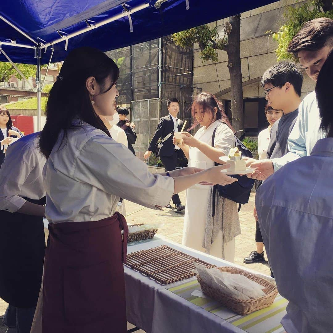 東京観光専門学校さんのインスタグラム写真 - (東京観光専門学校Instagram)「毎週月水恒例のカフェサービス学科2年生による販売実習🙌🏻 お天気に恵まれ、本日は外にて販売☀️ たくさんの方にご来店いただきました！  本日のメニューは レモンでサッパリ『レモンショートケーキ』 濃厚チーズケーキにスッキリとしたパインを乗せた『フロマージュ アナナ』 昔懐かし『瓶プリン』 今流行りの大人気『タピオカミルクティー』  売り切れ続出の大盛況でした🤗  #TOKAN #カフェ #スイーツ #レモン #パイナップル #プリン #ティータイム #ショートケーキ #タピオカ #コーヒー #販売実習 #カフェスタグラム  #カフェ好きな人と繋がりたい #東京観光専門学校 #tokancafe #パティシエ #バリスタ #カフェタイム #カフェ好き #カフェ部 #カフェ好きな人と繋がりたい  #cafe #cafestagram  #スイーツ好き #スイーツ部 #写真 #スイーツ好きな人と繋がりたい #飯テロ #お腹すいた #デリスタグラム #パティシエカメラ部」5月15日 19時09分 - tokan_1967