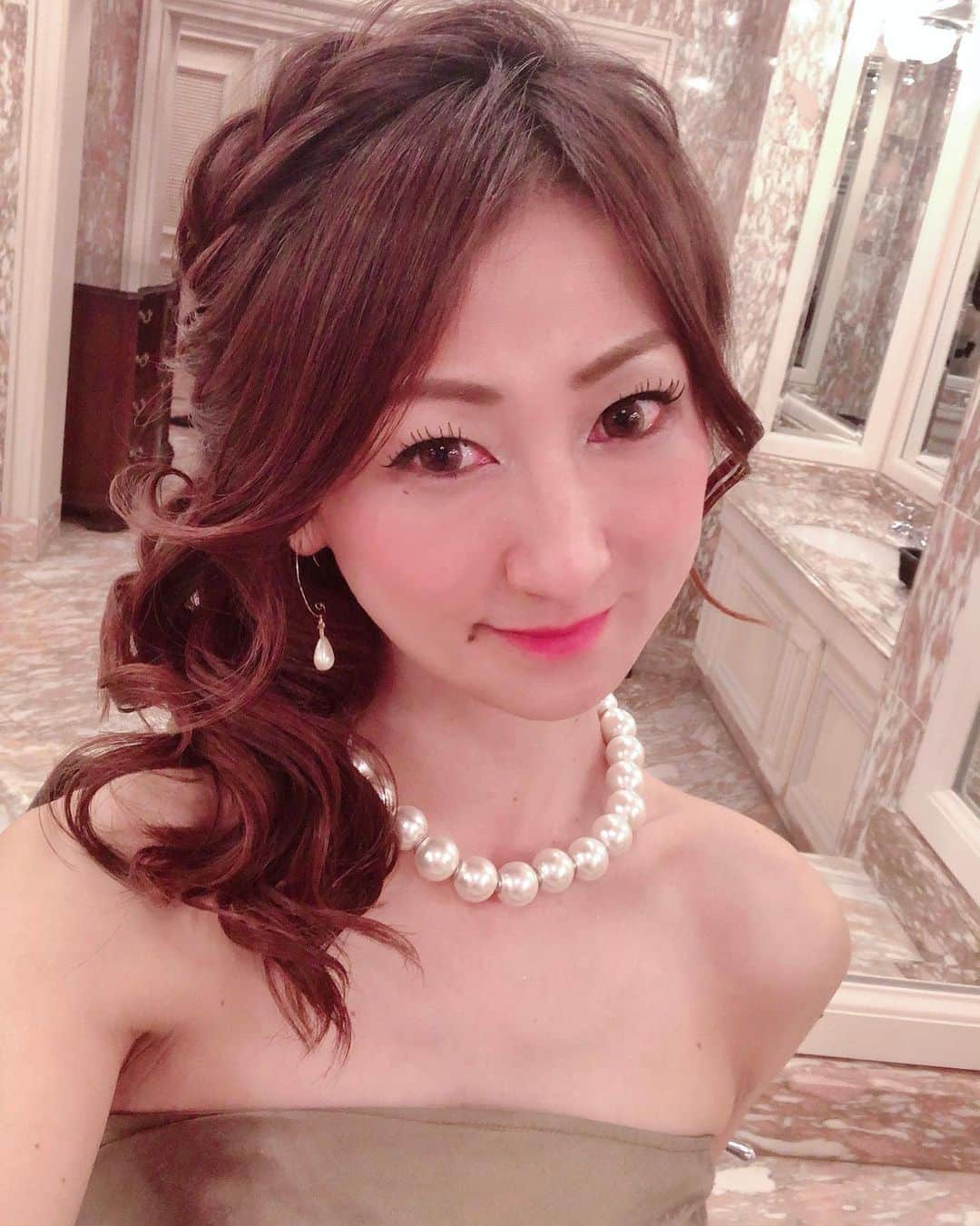 彩耶さんのインスタグラム写真 - (彩耶Instagram)「#いつかの私 ・ ドレスアップして ホテルへお出掛けって、なんだかワクワクしちゃう〜👗✨ 女性はきっとみんなそうですよね💄✨ ・ お写真 横に swipe してね❣️ ・ これは、先日 リッツカールトン大阪でパーティーに出席した時のお写真です🍷✨ ・ @ritzcarlton.osaka は大好きなホテル〜🦁🏨✨ ここで撮るのが定番になっちゃいました💕 ・ リッツカールトン大阪で 今週末 5/19(日)  花びらアートのワークショップが開催されるそうです🌸🌼 シャンパン🥂・アフタヌーンティーもいただけるそうなんですよ☕️ ・ とっても気になるなぁ〜(๑>◡<๑)💞✨ ・ ・ ・ #ザリッツカールトン大阪#リッツカールトン大阪#ザリッツカールトン#theritzcarlton#花びらアート#ワークショップ#グレースチャオ#アフタヌーンティー #モデル#model#神戸#kobe#インスタ#instagram#インフルエンサー#インスタグラマー#私#me#フォロー#followme#フォローミー#ファッション#コーデ」5月15日 19時11分 - 3aya11