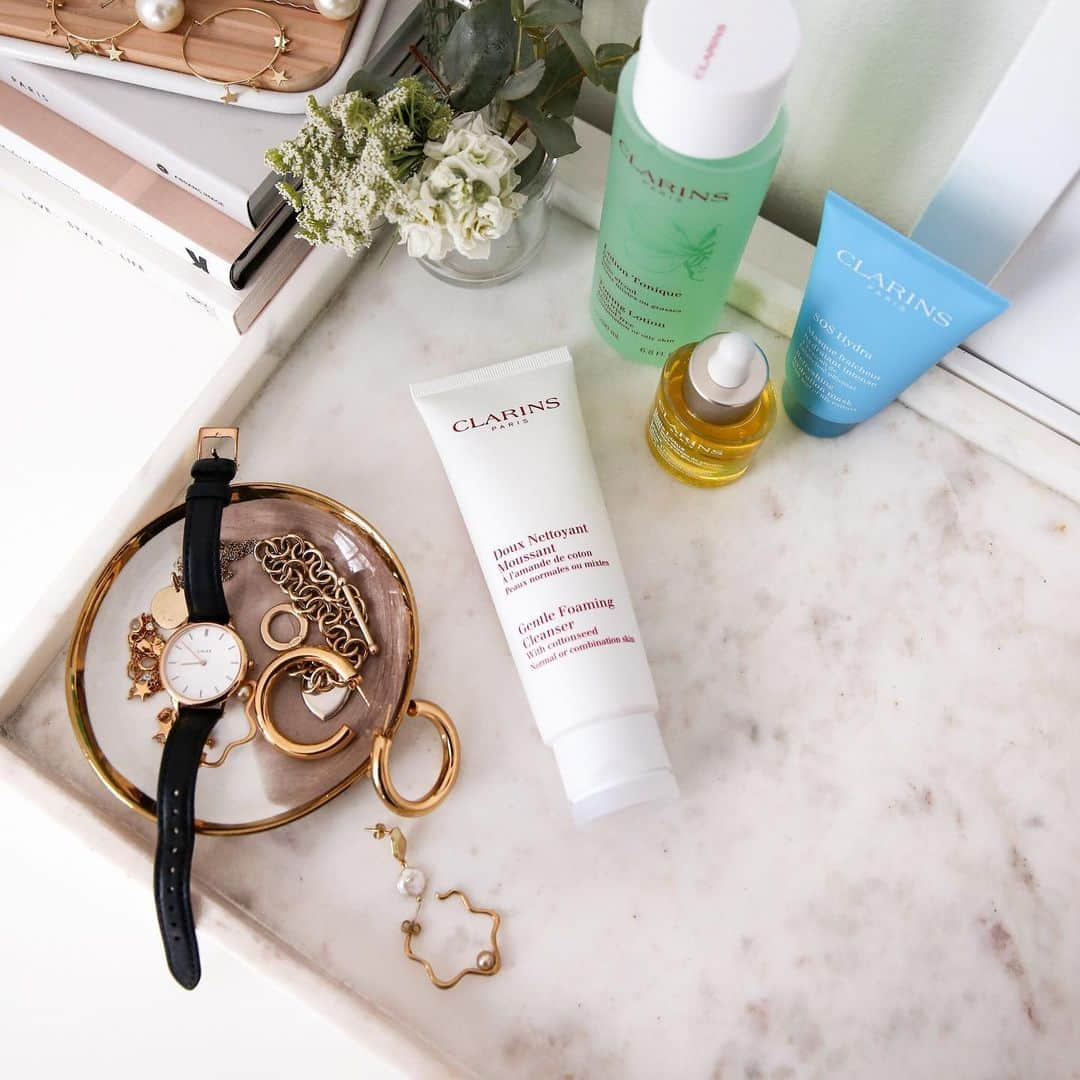 Clarins Australiaさんのインスタグラム写真 - (Clarins AustraliaInstagram)「“Since learning I had combination/oily but dehydrated skin 18 months ago, my skincare focus has quickly shifted to hydration, hydration, hydration,” says @mademoisellejaime. The best cleanser for normal to combination skin? #Clarins Gentle Foaming Cleanser with Cottonseed. This ultra-nourishing cleanser washes away dirt and impurities while preserving the skin’s natural moisture balance. Tell us your favourite Clarins cleanser below. 👇 #ClarinsAus #ClarinsSkincare」5月15日 19時17分 - clarinsanz