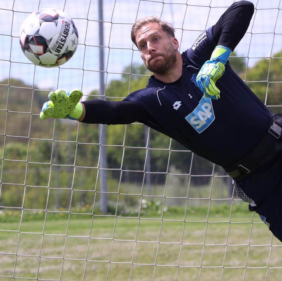 オリヴァー・バウマンさんのインスタグラム写真 - (オリヴァー・バウマンInstagram)「⚽️👀💪🏻 @uhlsportgoalkeeper @tsghoffenheim #uhlsport #uhlsquad #tsg」5月15日 19時17分 - olibaumann90