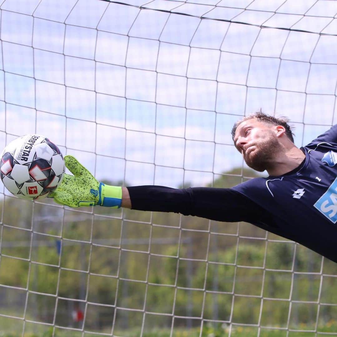 オリヴァー・バウマンさんのインスタグラム写真 - (オリヴァー・バウマンInstagram)「⚽️👀💪🏻 @uhlsportgoalkeeper @tsghoffenheim #uhlsport #uhlsquad #tsg」5月15日 19時17分 - olibaumann90