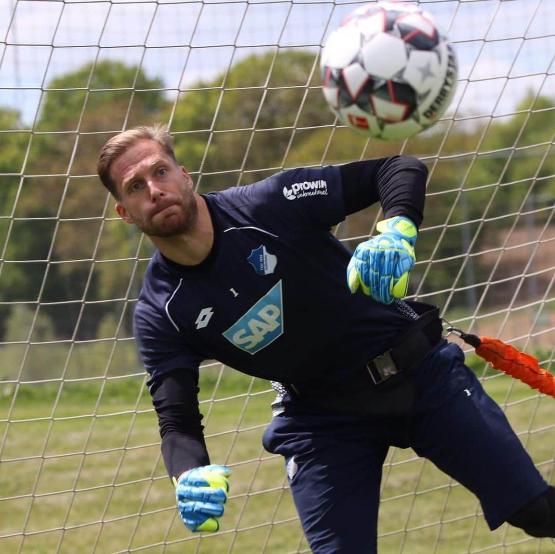 オリヴァー・バウマンさんのインスタグラム写真 - (オリヴァー・バウマンInstagram)「⚽️👀💪🏻 @uhlsportgoalkeeper @tsghoffenheim #uhlsport #uhlsquad #tsg」5月15日 19時17分 - olibaumann90