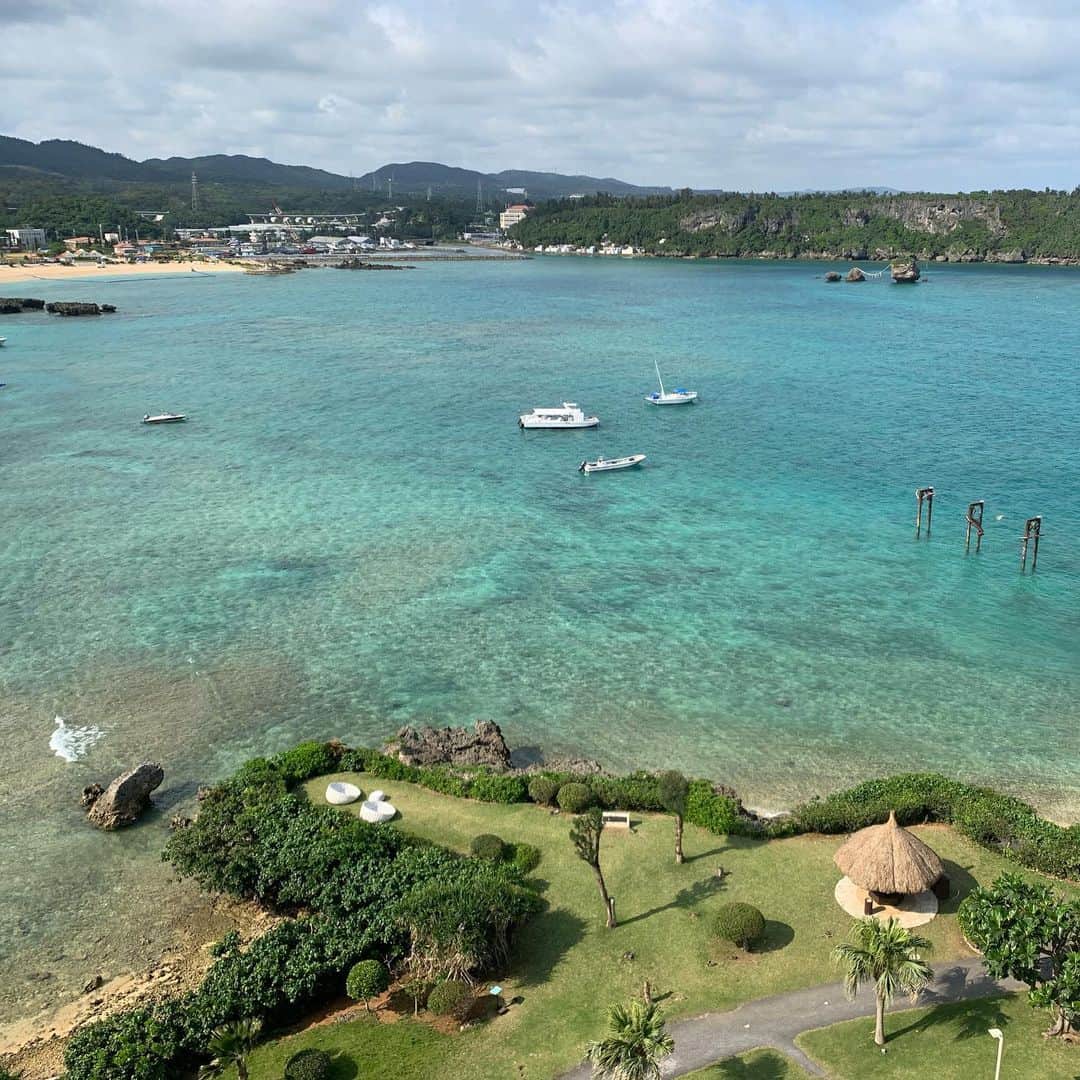 崎山一葉さんのインスタグラム写真 - (崎山一葉Instagram)「今日の沖縄は陽射しもあって、とても気持ちの良い一日でした☀️ ・ ・ 沖縄に暮らしていると、仕事おわりにこんなにも穏やかで美しい景色を眺める事が叶うのも有り難いことです✨  #okinawa #resort #沖縄本土復帰記念日」5月15日 19時20分 - kazuha_sakiyama