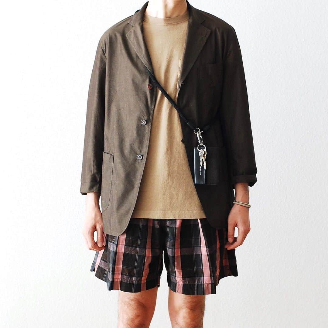 wonder_mountain_irieさんのインスタグラム写真 - (wonder_mountain_irieInstagram)「_ KAPTAIN SUNSHINE / キャプテンサンシャイン “Fieldwrap Single – Breasted” ￥51,840- “Athletic Wide Shorts” ￥32,400- _ 〈online store / @digital_mountain〉 jacket→ http://www.digital-mountain.net/shopdetail/000000009328/ shorts→ http://www.digital-mountain.net/shopdetail/000000009594/ _ 【オンラインストア#DigitalMountain へのご注文】 *24時間受付 *15時までのご注文で即日発送 *1万円以上ご購入で送料無料 tel：084-973-8204 _ We can send your order overseas. Accepted payment method is by PayPal or credit card only. (AMEX is not accepted)  Ordering procedure details can be found here. >>http://www.digital-mountain.net/html/page56.html _ 本店：#WonderMountain  blog>> http://wm.digital-mountain.info/blog/20190515-1/ _ #KAPTAINSUNSHINE #キャプテンサンシャイン styling.(height 175cm weight 59kg) cap→ #VAINLARCHIVE ￥6,480- cutsewn→ #ts_s ￥17,820- strap→ #EPM ￥11,664- karabiner→ #Wichard ￥2,592- wallet→ #MUG ￥17,820- bracelet→ #ACdesign ￥16,740- bangle→ #BRUNABOINNE ￥8,640- _ 〒720-0044 広島県福山市笠岡町4-18 JR 「#福山駅」より徒歩10分 (12:00 - 19:00 水曜定休) #ワンダーマウンテン #japan #hiroshima #福山 #福山市 #尾道 #倉敷 #鞆の浦 近く _ 系列店：@hacbywondermountain _」5月15日 19時21分 - wonder_mountain_