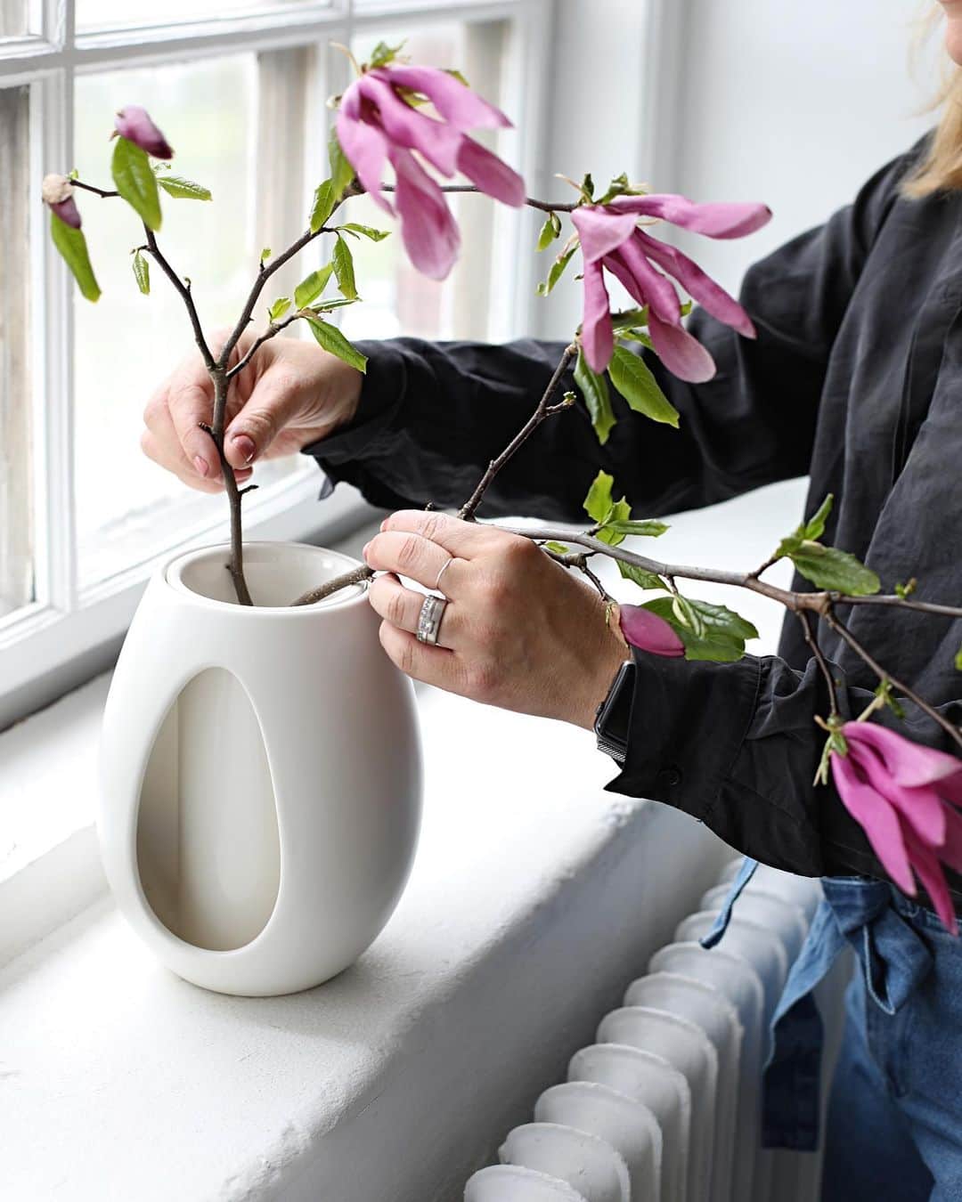 Frida Ramstedtさんのインスタグラム写真 - (Frida RamstedtInstagram)「Paid Partnership: Kolla in den nya serien Kokong av Prins Carl Philip och Bernadotte Kyhlberg för @kahlerdesign En multifunktionell design som ger dig en ljusstake, vas och skulpturalt objekt – i ett. En blivande ikon? Svep för bildspel och fler foton/exempel 👉🏻 @kahlerdesign #kähler #kokong #bernadottekylberg #news #studiotrendenser」5月15日 19時33分 - trendenser