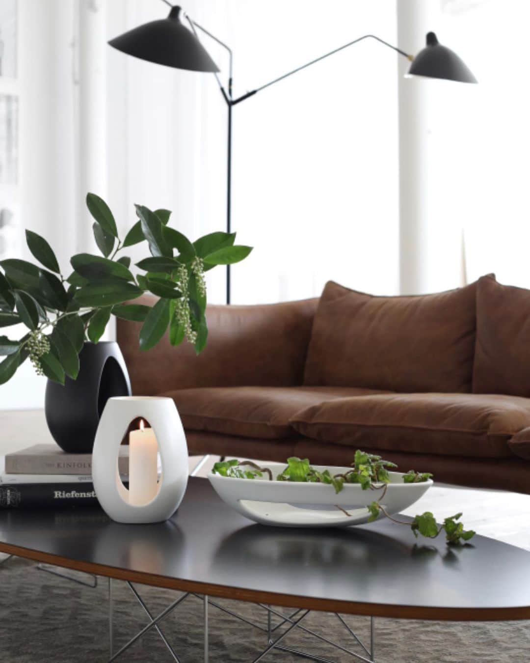 Frida Ramstedtさんのインスタグラム写真 - (Frida RamstedtInstagram)「Paid Partnership: Kolla in den nya serien Kokong av Prins Carl Philip och Bernadotte Kyhlberg för @kahlerdesign En multifunktionell design som ger dig en ljusstake, vas och skulpturalt objekt – i ett. En blivande ikon? Svep för bildspel och fler foton/exempel 👉🏻 @kahlerdesign #kähler #kokong #bernadottekylberg #news #studiotrendenser」5月15日 19時33分 - trendenser