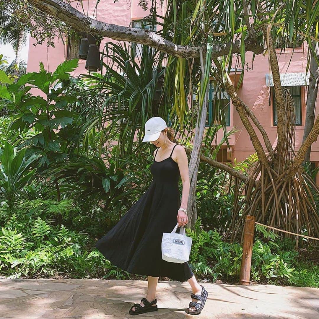 BORDERS at BALCONYのインスタグラム：「@akinyc さんが @bordersatbalcony_official の #ビーチバッグ #totebag をハワイまで連れて行ってくださいました！ありがとうございます！⠀⠀ ⠀⠀ こちらの #totebag はビーチやキャンプなどのレジャーに持って行きたくなるデザイン。ざっくり入るように敢えて仕切りを作らず、持ち手は肩がけも出来る２way仕様にしました。素材は何度折り畳んでも、使いやすい生地を選定。中の荷物が見えにくいように、ドットボタンが付いています。⠀⠀ ⠀⠀ あと残りわずかです！お見逃しなく！⠀⠀」