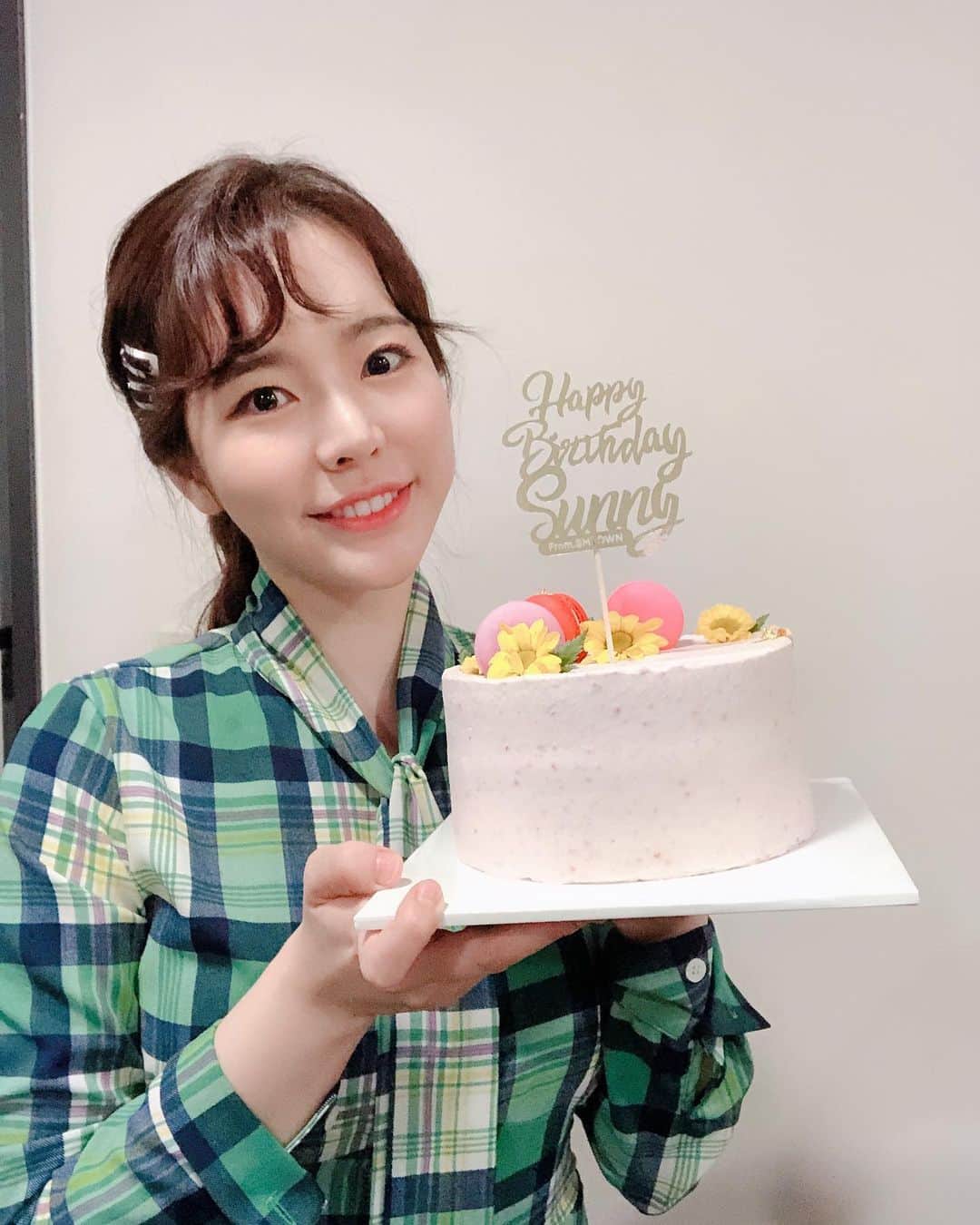 サニー のインスタグラム：「Thank you SONE💝 생일 축하해 주신 모든분들~ 감사합니다!!! 덕분에 오늘 하루도 세상에서 가장 행복한 사람이 될 수 있었습니다!!!!!! 아직도 생일 남아있네욬ㅋㅋㅋㅋ 정말정말 고마워용~ 덕분에 매년 경신하는!!!! 제 생애 최고의 생일!!!!!!🤩🥰🥳😘😋 #최고의생일 #최고로행복 #감사합니다」