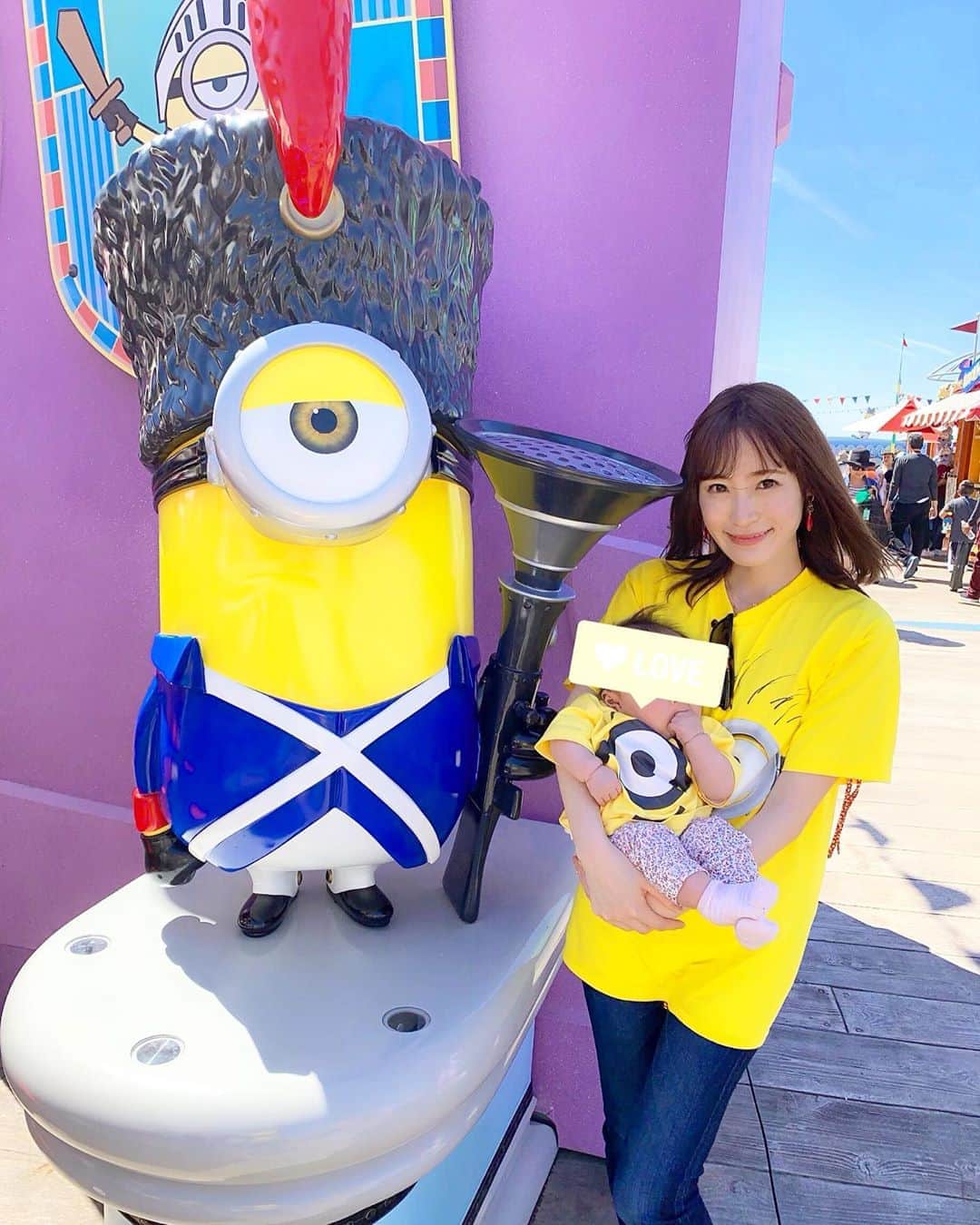 小林真由のインスタグラム：「⋆﻿ ⋆﻿ UNIVERSAL STUDIO Hollywood🍌﻿ ショー観てカフェに入って、﻿ のんびり楽しむテーマパークもいいな。﻿ 前に着ていたTシャツがピチピチで再び購入🥺﻿ #がーん﻿ #産後の現実を知る ﻿ ﻿ #losangels #la #travel  #coodinate #universalstudios #universalstudiohollywood #minion #minions #ユニバーサルスタジオ #ユニバ  #ユニバーサルスタジオハリウッド  #ロサンゼルス #ロス #旅行 #子連れ旅行 #ファッション #コーディネート #コーデ #ママコーデ #リンクコーデ #ミニオン #ミニオンコーデ」