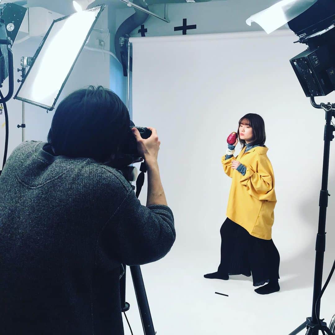 永瀬由衣さんのインスタグラム写真 - (永瀬由衣Instagram)「本日！SHE IS SUMMER“MIRACLE FOOD"発売日なんでね、皆さんよろしくお願いします🥭！！ 先日急遽みこのLINE LIVEに参加させてもらったときの写真と、作ったミラクルフードと、フォトグラファー花房さん @ryo_hanabusa とみこ🥭🌹」5月15日 19時36分 - nagaaase