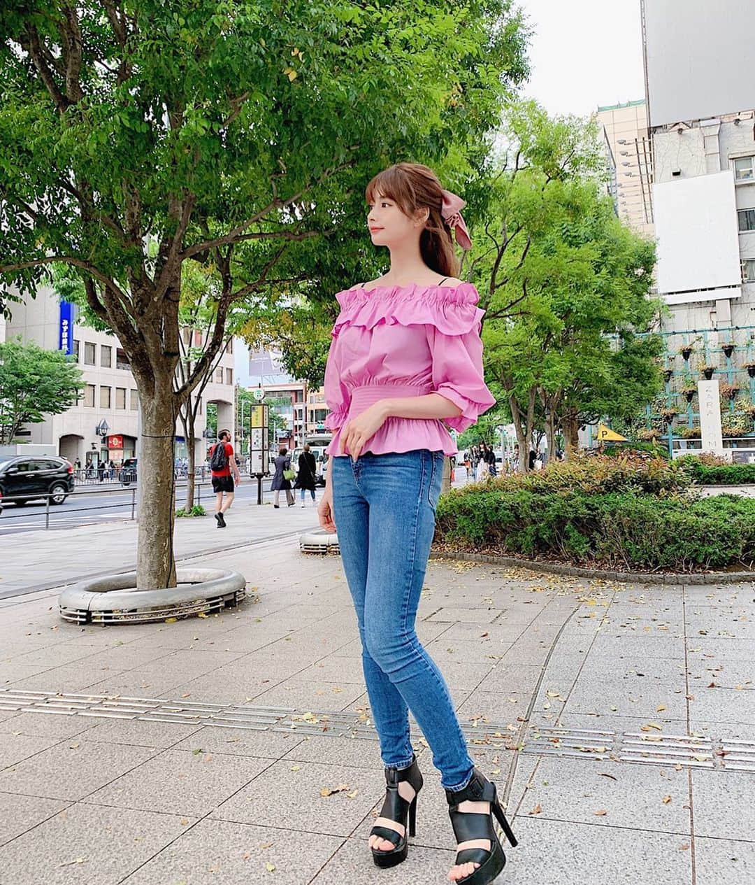 得あゆさんのインスタグラム写真 - (得あゆInstagram)「オフショルピンクコーデ💗💗💗 ・ tops : @vriacharme  denim : @edwin_japan sandal : @hm この可愛いオフショルもバリアシャム💗 色も形もめちゃ可愛いしスタイル良く見える😍 #むちむちボディ#むちむちデニム ・ ・ ・ ・ ・ ・ ・ ・ ・ #vriacharme#ガーリー#stylenanda#可愛い#大人可愛い#コーデ#コーディネート#コスメ#メイク#オフショル#ヘアスタイル#ヘアアレンジ#ピンク#スタイル#デニム#大人カジュアル#韓国#韓国コスメ#韓国ファッション#インスタ映え#カメラ女子#表参道#原宿#pink#koreanfashion#koreanmakeup#cosmetics#denim」5月15日 19時37分 - tokuayu819