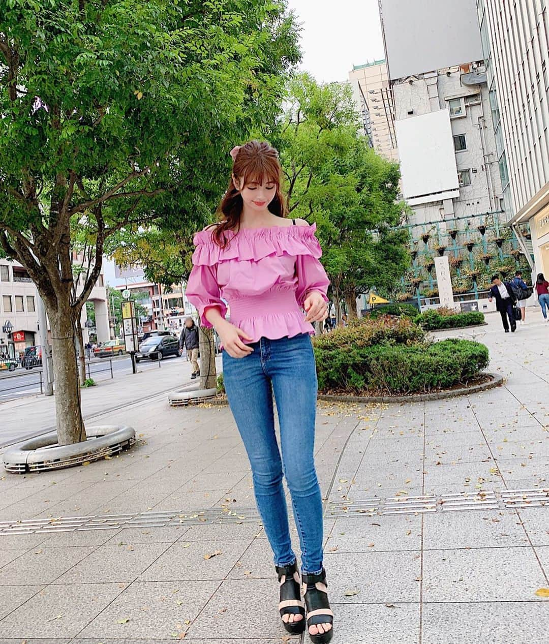 得あゆさんのインスタグラム写真 - (得あゆInstagram)「オフショルピンクコーデ💗💗💗 ・ tops : @vriacharme  denim : @edwin_japan sandal : @hm この可愛いオフショルもバリアシャム💗 色も形もめちゃ可愛いしスタイル良く見える😍 #むちむちボディ#むちむちデニム ・ ・ ・ ・ ・ ・ ・ ・ ・ #vriacharme#ガーリー#stylenanda#可愛い#大人可愛い#コーデ#コーディネート#コスメ#メイク#オフショル#ヘアスタイル#ヘアアレンジ#ピンク#スタイル#デニム#大人カジュアル#韓国#韓国コスメ#韓国ファッション#インスタ映え#カメラ女子#表参道#原宿#pink#koreanfashion#koreanmakeup#cosmetics#denim」5月15日 19時37分 - tokuayu819