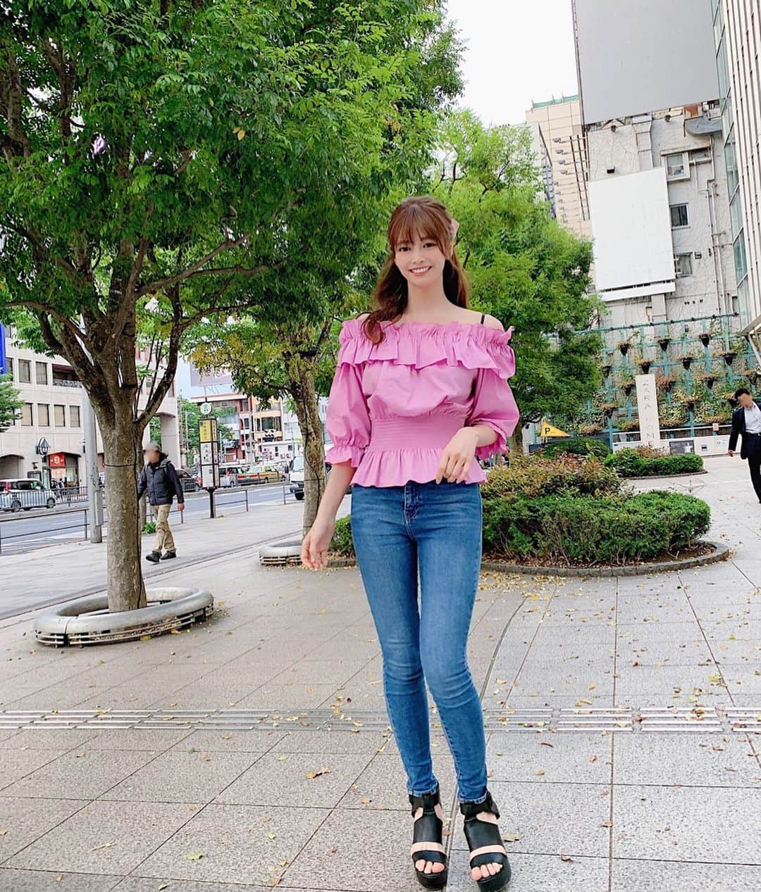 得あゆさんのインスタグラム写真 - (得あゆInstagram)「オフショルピンクコーデ💗💗💗 ・ tops : @vriacharme  denim : @edwin_japan sandal : @hm この可愛いオフショルもバリアシャム💗 色も形もめちゃ可愛いしスタイル良く見える😍 #むちむちボディ#むちむちデニム ・ ・ ・ ・ ・ ・ ・ ・ ・ #vriacharme#ガーリー#stylenanda#可愛い#大人可愛い#コーデ#コーディネート#コスメ#メイク#オフショル#ヘアスタイル#ヘアアレンジ#ピンク#スタイル#デニム#大人カジュアル#韓国#韓国コスメ#韓国ファッション#インスタ映え#カメラ女子#表参道#原宿#pink#koreanfashion#koreanmakeup#cosmetics#denim」5月15日 19時37分 - tokuayu819