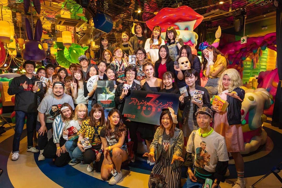 Netflix Japanさんのインスタグラム写真 - (Netflix JapanInstagram)「✨ミリー・ボビー・ブラウン ファンミーティング✨ 「原宿Kawaii Monster Cafe」でミリー&ファンのみなさんと📸  #ストレンジャーシングス3が楽しみ #ネトフリ #ストレンジャーシングス」5月15日 19時43分 - netflixjp
