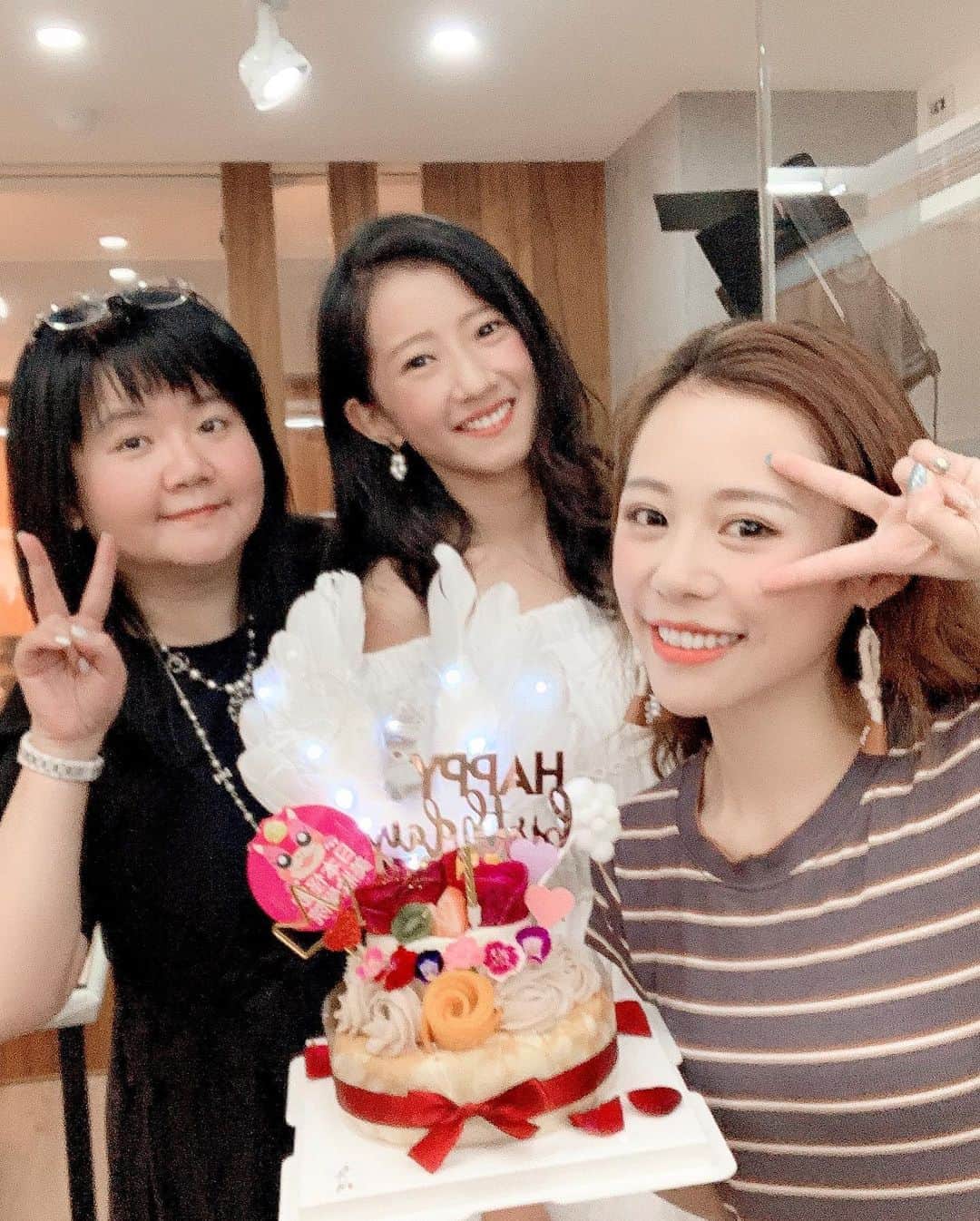 紀卜心さんのインスタグラム写真 - (紀卜心Instagram)「謝謝大姐幫我跟 @ivy_zhuzhu 訂了我最愛的芋頭千層當生日蛋糕  裝飾的好美🥳🥳🥳 化妝到一半突然端出來整個超驚喜！！ #我會不會就這樣持續過生日到變雙子座」5月15日 19時43分 - eatzzz7