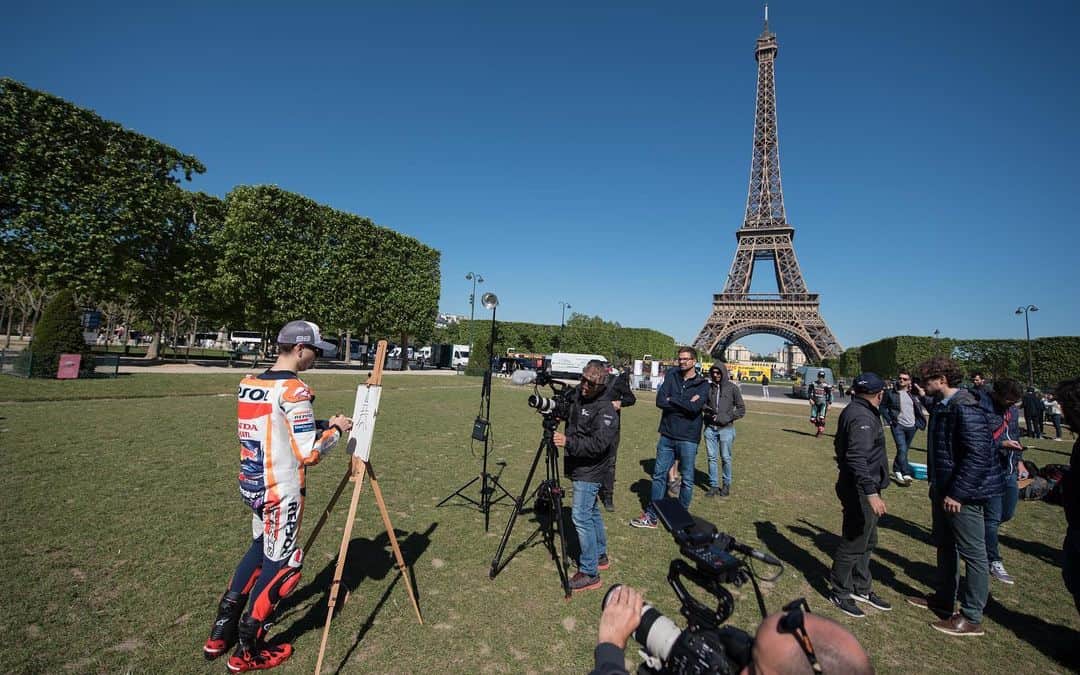 レプソル・ホンダさんのインスタグラム写真 - (レプソル・ホンダInstagram)「Bonjour Paris! 🇫🇷 ⠀⠀⠀⠀⠀⠀⠀⠀⠀ A day of filming and painting 🖌 ⠀⠀⠀⠀⠀⠀⠀⠀⠀ #FrenchGP #25RepsolHonda #Repsol #MotoGP #Honda #Racing #RepsolHonda #HRC #RC213V #JL99 #JorgeLorenzo #JL99😈 #ThePowerOfDreams #Motorcycle #France #Paris #EiffelTower #LeMans #SightSeeing #Painting #Art #Watercolour」5月15日 19時43分 - hrc_motogp