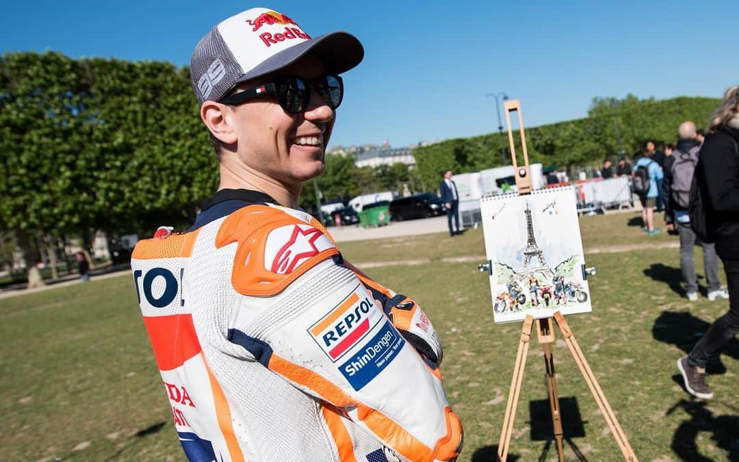 レプソル・ホンダさんのインスタグラム写真 - (レプソル・ホンダInstagram)「Bonjour Paris! 🇫🇷 ⠀⠀⠀⠀⠀⠀⠀⠀⠀ A day of filming and painting 🖌 ⠀⠀⠀⠀⠀⠀⠀⠀⠀ #FrenchGP #25RepsolHonda #Repsol #MotoGP #Honda #Racing #RepsolHonda #HRC #RC213V #JL99 #JorgeLorenzo #JL99😈 #ThePowerOfDreams #Motorcycle #France #Paris #EiffelTower #LeMans #SightSeeing #Painting #Art #Watercolour」5月15日 19時43分 - hrc_motogp
