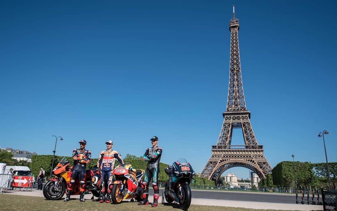 レプソル・ホンダのインスタグラム：「Bonjour Paris! 🇫🇷 ⠀⠀⠀⠀⠀⠀⠀⠀⠀ A day of filming and painting 🖌 ⠀⠀⠀⠀⠀⠀⠀⠀⠀ #FrenchGP #25RepsolHonda #Repsol #MotoGP #Honda #Racing #RepsolHonda #HRC #RC213V #JL99 #JorgeLorenzo #JL99😈 #ThePowerOfDreams #Motorcycle #France #Paris #EiffelTower #LeMans #SightSeeing #Painting #Art #Watercolour」