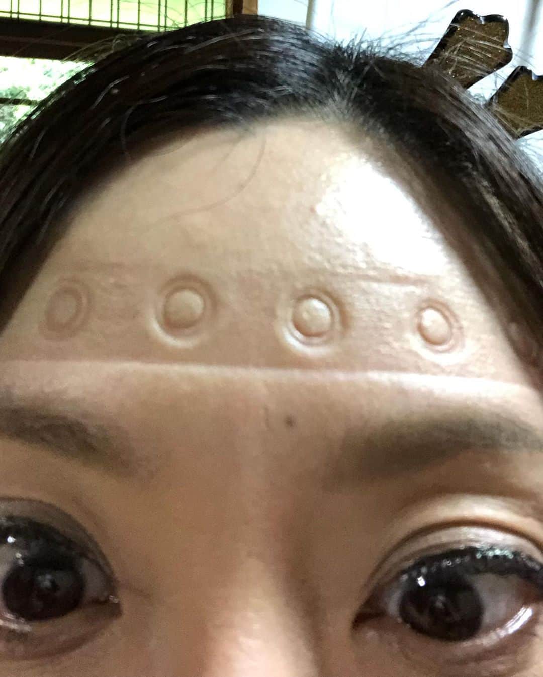 白木優子さんのインスタグラム写真 - (白木優子Instagram)「昨日の雑誌グラビア撮影の写真。 1枚目は普通の写真に見えますが、実はある痕跡を隠してのこの前髪。 2枚目は痕跡。😂 3枚目は、その理由。くノ一。 #ぶんか社 #人妻本当にあったhな話  #6月28日発売 #お楽しみに❤️」5月15日 19時43分 - yuko_shiraki_official