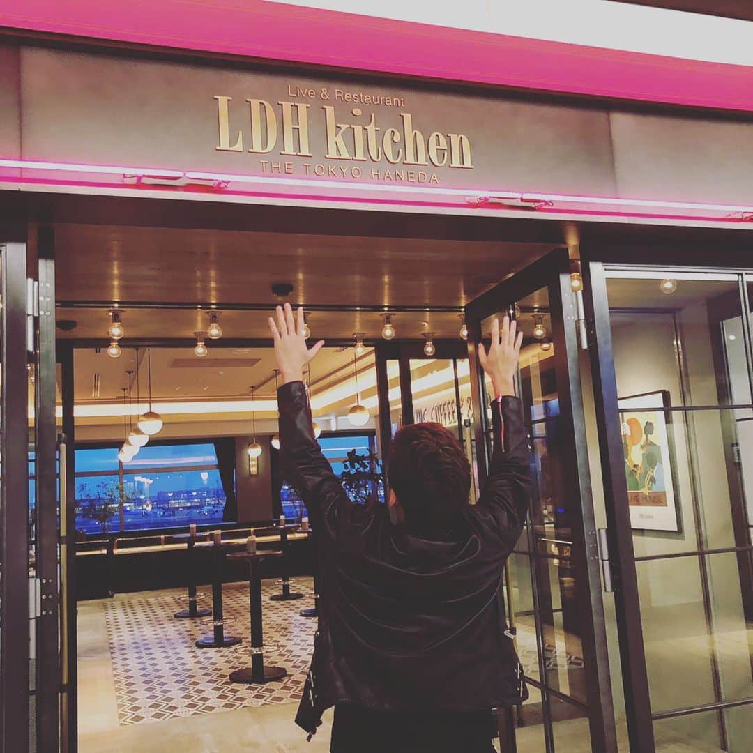 宮田悟志さんのインスタグラム写真 - (宮田悟志Instagram)「. 隣で飛行機のフライトが丸見えで、料理も美味しくて素敵でした^ ^ そして、なんといっても音が気持ちいい。 どこの席に座ってもいい音。  ごちそう様でした♪  #ldh_kitchen_the_tokyo_haneda  #music #羽田空港」5月15日 19時44分 - miyata_satoshi