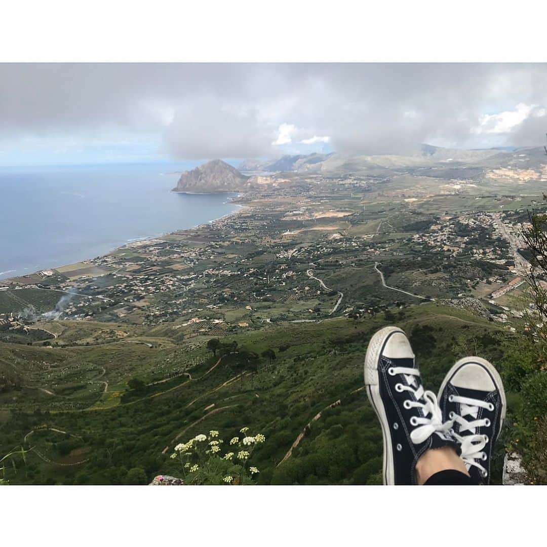 トーレイ・デヴィートのインスタグラム：「Castello di Venere. #Erice #Sicily」