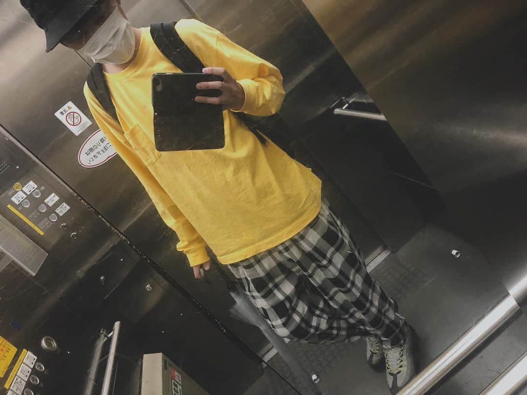 藤井達也のインスタグラム：「黄色を基調としています。  #インスタ #Instagram #instagood #藤井達也 #アーティスト #artist #ライブ #live #歌 #song #渋谷 #shibuya #ファッション #fashion #노래 #미소 #가수 #シンガー #singer #話題 #イベント #event #六本木 #笑顔 #smile #followme」