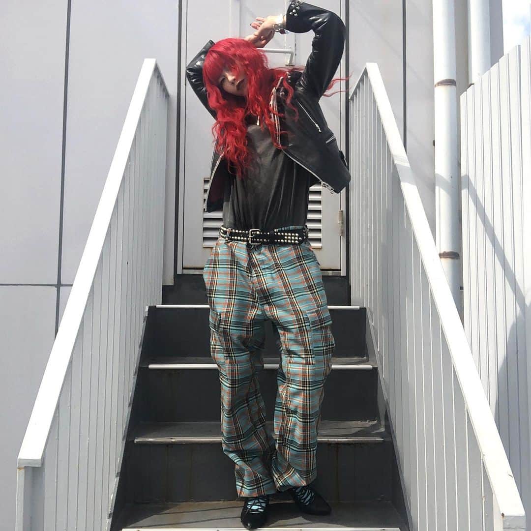 si ouxさんのインスタグラム写真 - (si ouxInstagram)「supremeのパンツ、裾ズらなくていいね﻿ ﻿ #きょうの太陽浴﻿ ﻿ ﻿ pants #supreme﻿ sox #muze_tokyo」5月15日 19時45分 - si_oux