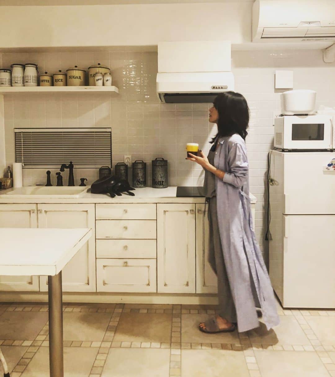 のインスタグラム：「シャツワンピ。 . . こちらも シーンを選ばず 外でもお部屋でも 着られるようにデザインしました。 . . mix and mingle ポップアップ . . 5/17金.18土.19日 . . 新宿伊勢丹 2階 アーバンクローゼット内。 . . . 先日ご紹介させていただきました オールインワンや お手持ちのワンピースやデニムとも相性良いですよ☺︎ . . . @isetan_shinjuku_urbancloset . . . . 店頭に立たせていただく お時間を決めさせていただこうかと思いましたが 3日間できるだけ立たせていただこうかと思っております。 . 休憩や他作業で店頭にいないこともありますが、 もしいなかったら一言お声をかけてみて下さい。 近くにいたら戻ります😊 . 遠く離れていた場合はごめんなさい。 . . そして 家族のように仲良しの ゆうちゃんが . @ayuuki0908 . . 忙しいのに一緒に店頭でお手伝いしてくれます‼︎ . でも、 ゆうちゃんは店頭にいついるか分かりません。 . . 出会えたらラッキーです❤️ . . . . . #新宿 #新宿伊勢丹 #mix_and_mingle_  #ポップアップ #エプロン #オールインワン #シャツワンピ #カッティングボード #箸 #箸置き #アーバンクローゼット」