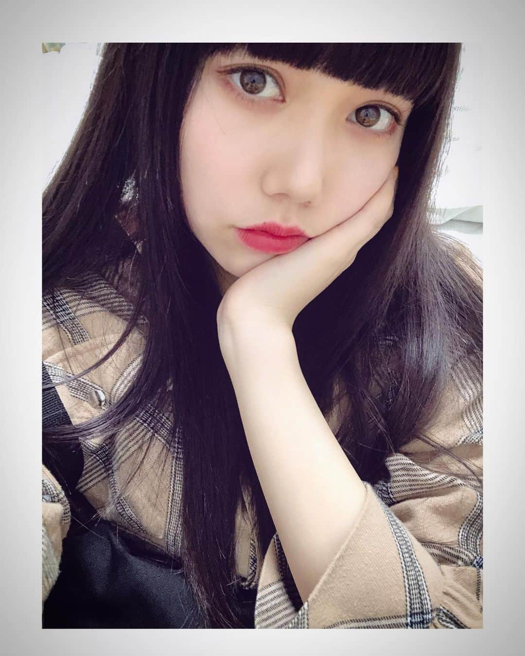 長久玲奈さんのインスタグラム写真 - (長久玲奈Instagram)「髪染めました🖤💜 分かりにくいかもやけど、うっすらパープル💜  いつも話すの苦手なのにやりたい色分かってくださる美容師さん☺️ お気に入りの髪色です💕  #ダークパープル」5月15日 19時47分 - kurena_0511