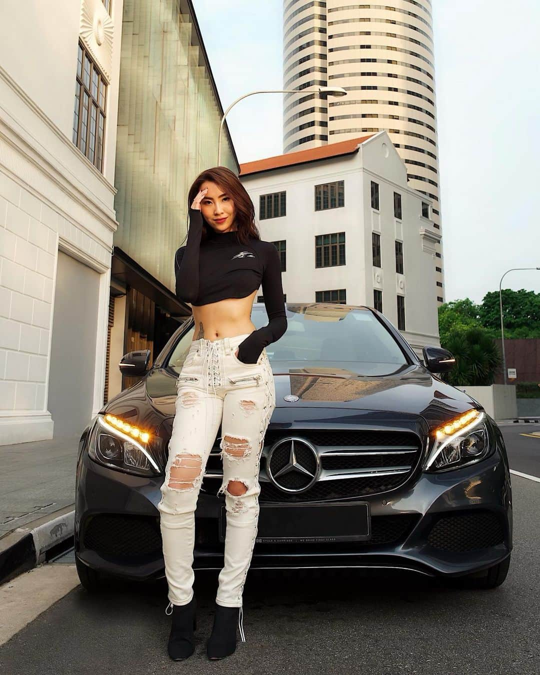 ソニアさんのインスタグラム写真 - (ソニアInstagram)「Okay who else here uses your car as a mobile wardrobe... cos I definitely do 🤣 Can’t wait to reveal more on how @mercedesbenzsg makes my hectic lifestyle a lot easier, and relieves me of my worries. Meantime, here’s the super sleek C180 and I, ready to zip off into the sunset 🥰 . #MBGO #daimlerfleetmanagement」5月15日 19時48分 - soniachew