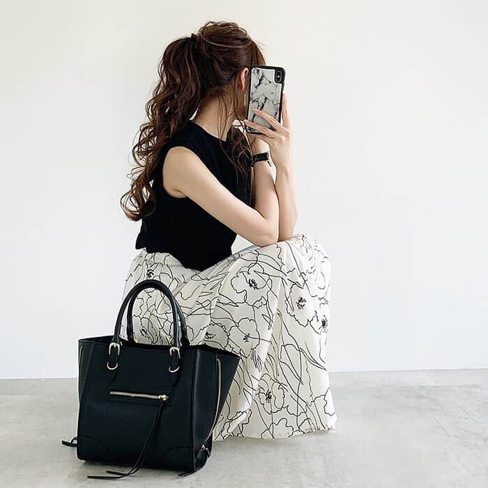 MUMUさんのインスタグラム写真 - (MUMUInstagram)「. . GUで購入したリブスリットチュニックで大人シックにコーデ。 着こなしやすいシンプルなノースリーブのリブスリットチュニック。 先日購入したナチュラルが気に入ったのでブラックも買い足しました。 サイズはS。 ゆったりめの仕様で余裕をもって着ることができます。 . バッグはしまむらのMUMUデザインバッグ。 ブラックのフェイクレザータイプは、モノトーンでまとめたコーデに合わせればよりリッチな印象に。 . ボトムスはシークレットビーンの一筆書き花柄フレアロングスカート。 税込1,980円です＊ . トップス：#GU スカート：#TheSecretBean バッグ：#しまむら 靴：#outletshoes . #プチプラコーデ #instagood #プチプラ #locari #instalike #服好きな人と繋がりたい #ootd #fashion #今日のコーデ #ヘアアレンジ #大人可愛い #时尚 #潮流 #しまむらコーデ #しまパト #きょコ #しまぱと #grshimamura #しまむら購入品 #リブスリットチュニック #しまむらバッグ #ポニーテール #gumania #GUコーデ #しまむら大好き」5月15日 19時56分 - mumudesukamumudesuyo