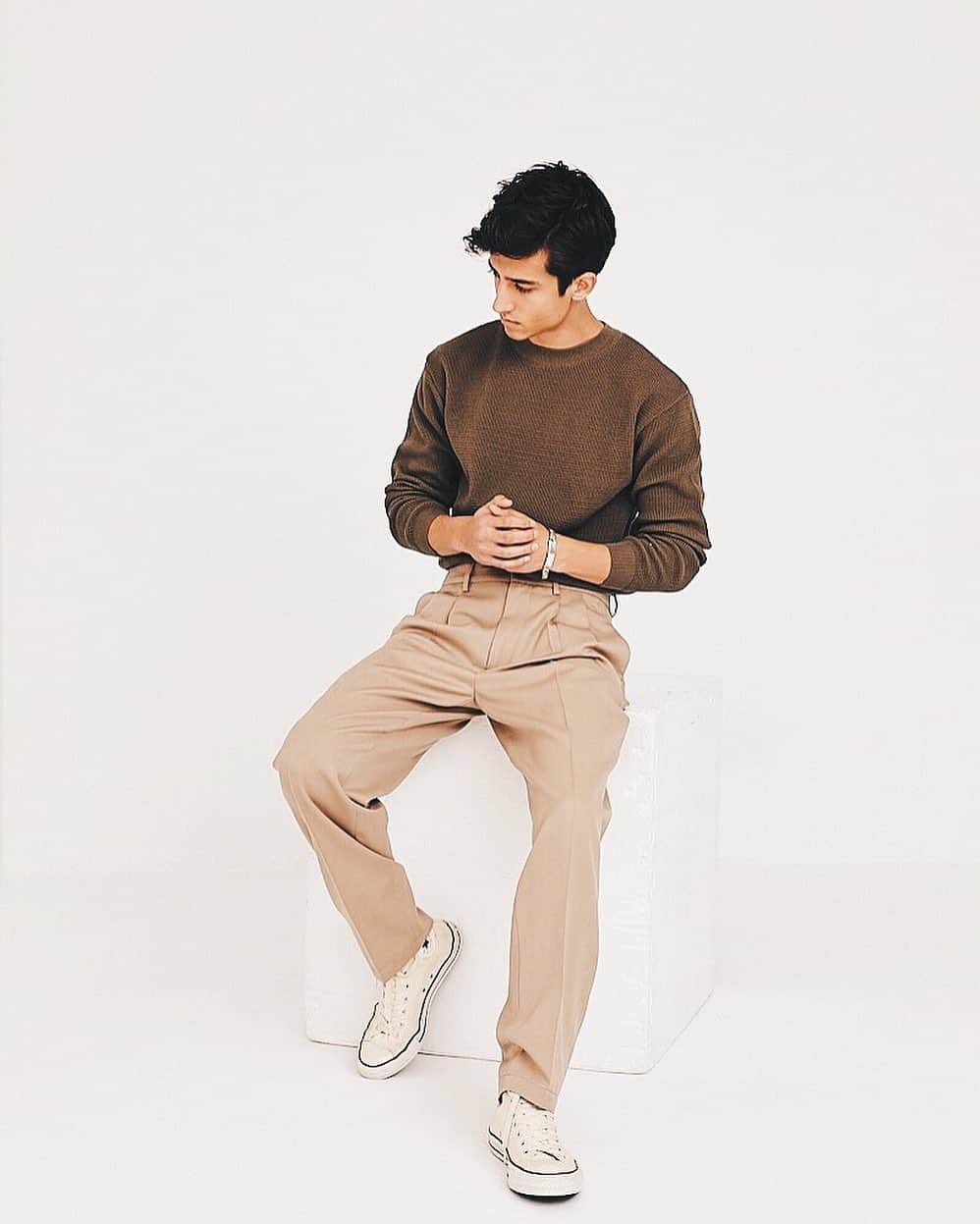 小塚源太のインスタグラム：「love this style✔︎ セラードアーのパンツは、そのアトリエの歴史が裏打ちする確かなづくりはもちろん、"いま"の空気感をもまとっているから好きだな。 来週、関係者向け展示会開催します✔︎ #cellardoor #italian #trousers #menstyle #menfashion」