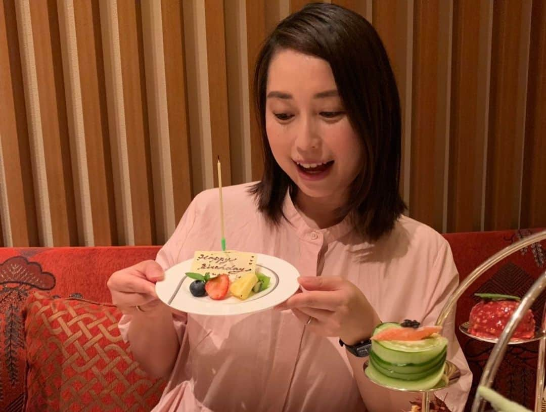 出雲阿国さんのインスタグラム写真 - (出雲阿国Instagram)「今日は 美甘子ちゃんの お誕生日のお祝いも兼ねての 女子会なのでした❤️ 美甘子ちゃんが 同い年仲良し４人組の メンバーの中で お誕生日が1番早いので、毎年 「あれ？ って言うことは… 私達って今年そんなに大人なの！？」と 驚きますw  ええい、 気持ちはいつでもフレッシュで！！笑  みかちん、 ハッピーバースデイ☆  今年が今までで 1番良い年になるように！！！ happy更新する良い年にしよう〜♪ #お誕生日会 #happybirthday  #女子会 #美甘子 #片桐舞子 #小林恵美 #出雲阿国 #ずも姉」5月15日 19時55分 - izumonookuni