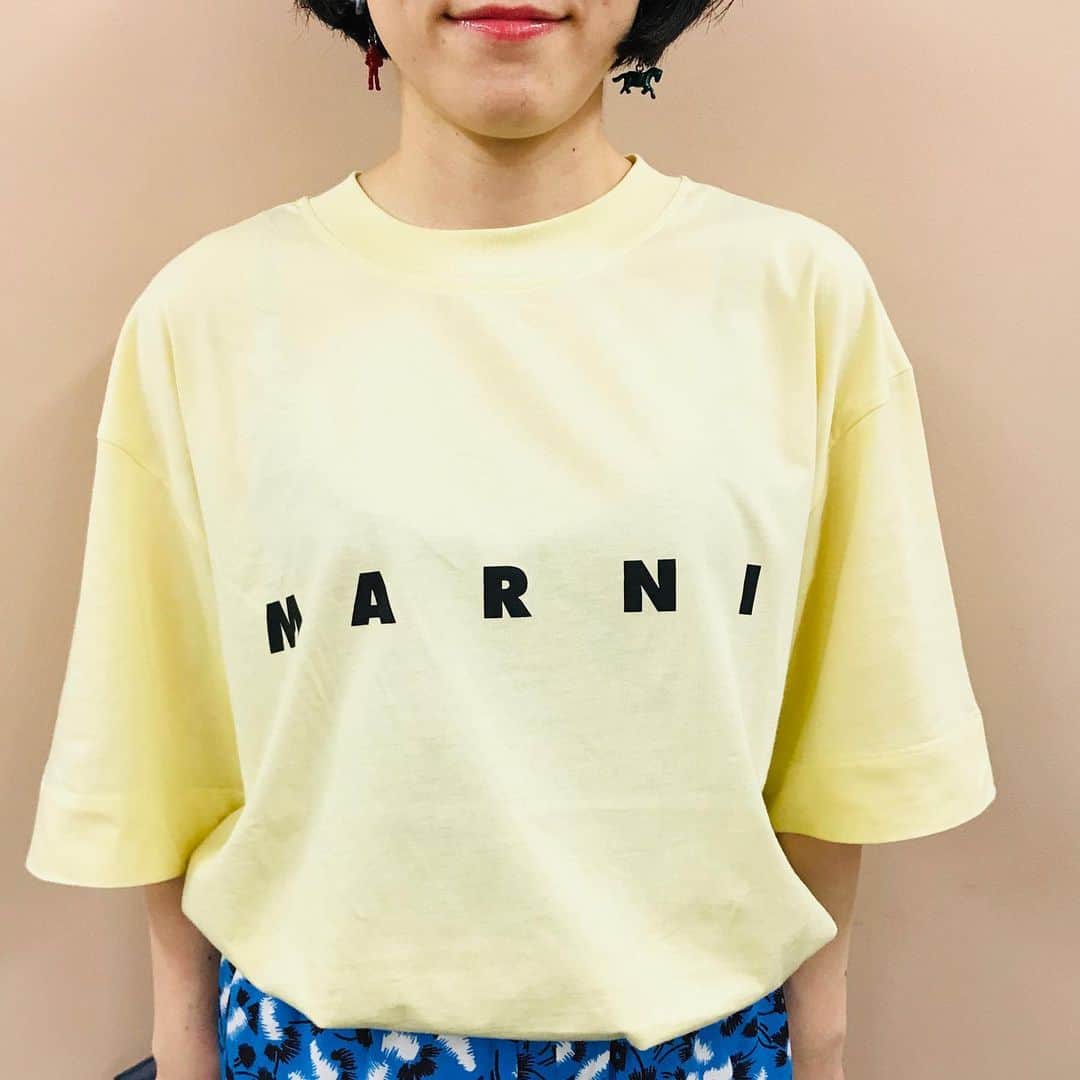 SPURさんのインスタグラム写真 - (SPURInstagram)「ありそうでなかった、 #MARNI の #ロゴTシャツ 。夏らしいカラーコーディネートにもマストです🏖 ¥39,000。（編集N）#マルニ  #Tシャツ #tshirt #logo #yellow」5月15日 20時07分 - spurmagazine
