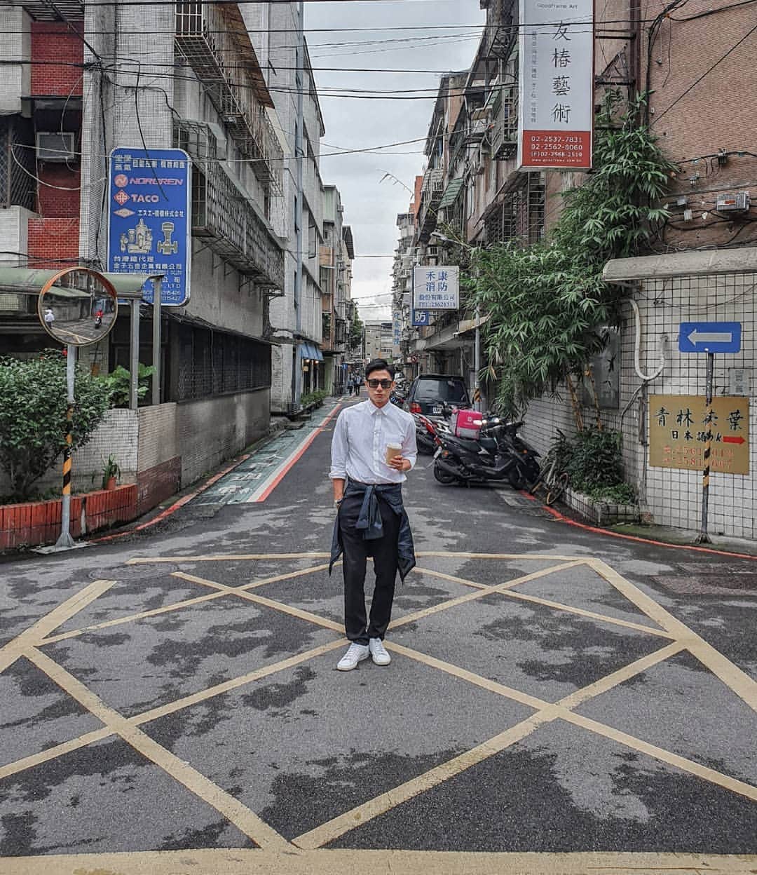 デスモンド・タンのインスタグラム：「When you are at a crossroads, slow down and think before you proceed. Maybe also take a sip of coffee and take a photo? Keep calm and ... (complete it and share with me your plans)  每天都分岔路的路口，每天我们都有机会让自己更好，让世界更美丽。今天你会选择往哪走?  Risk advisory: Make sure the road is super duper clear from traffic and you have people watching the traffic for you! 😋 I'm serious!  #taipei #taiwan」