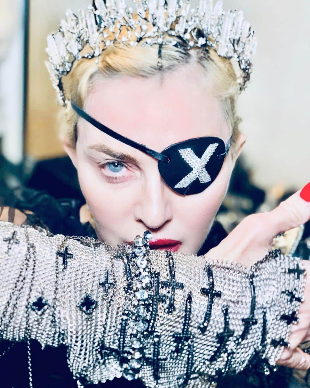 マドンナさんのインスタグラム写真 - (マドンナInstagram)「Madame ❌ is checking her armor.........,.,,,.,.,,,,.#future」5月15日 20時01分 - madonna