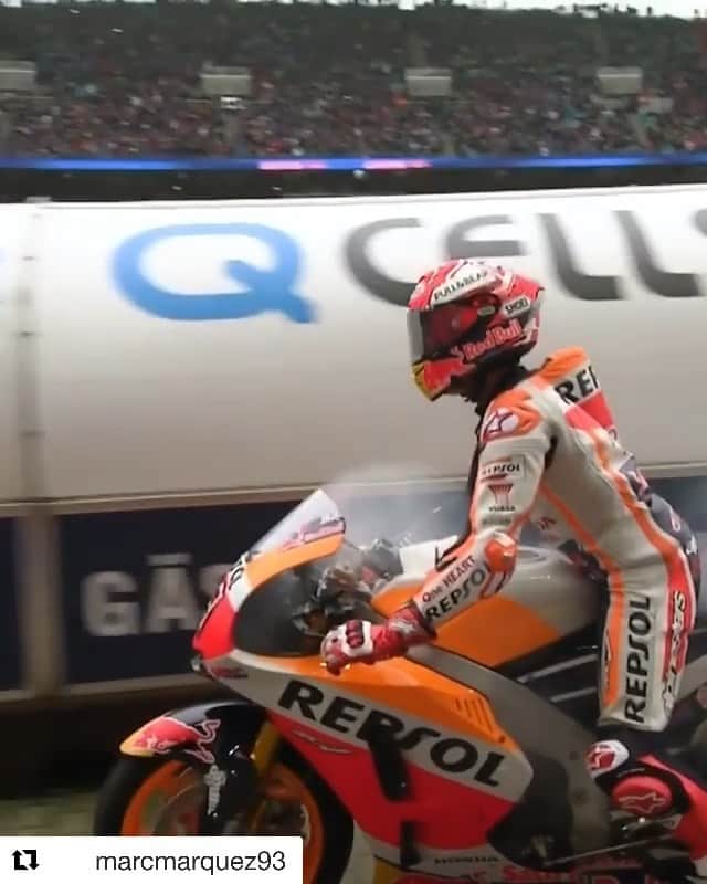 レプソル・ホンダのインスタグラム：「#Repost @marcmarquez93 ・・・ ✊🏼🏍💨 Sound 🔛🔈 @redbull @dierotenbullen - @fcbayern」