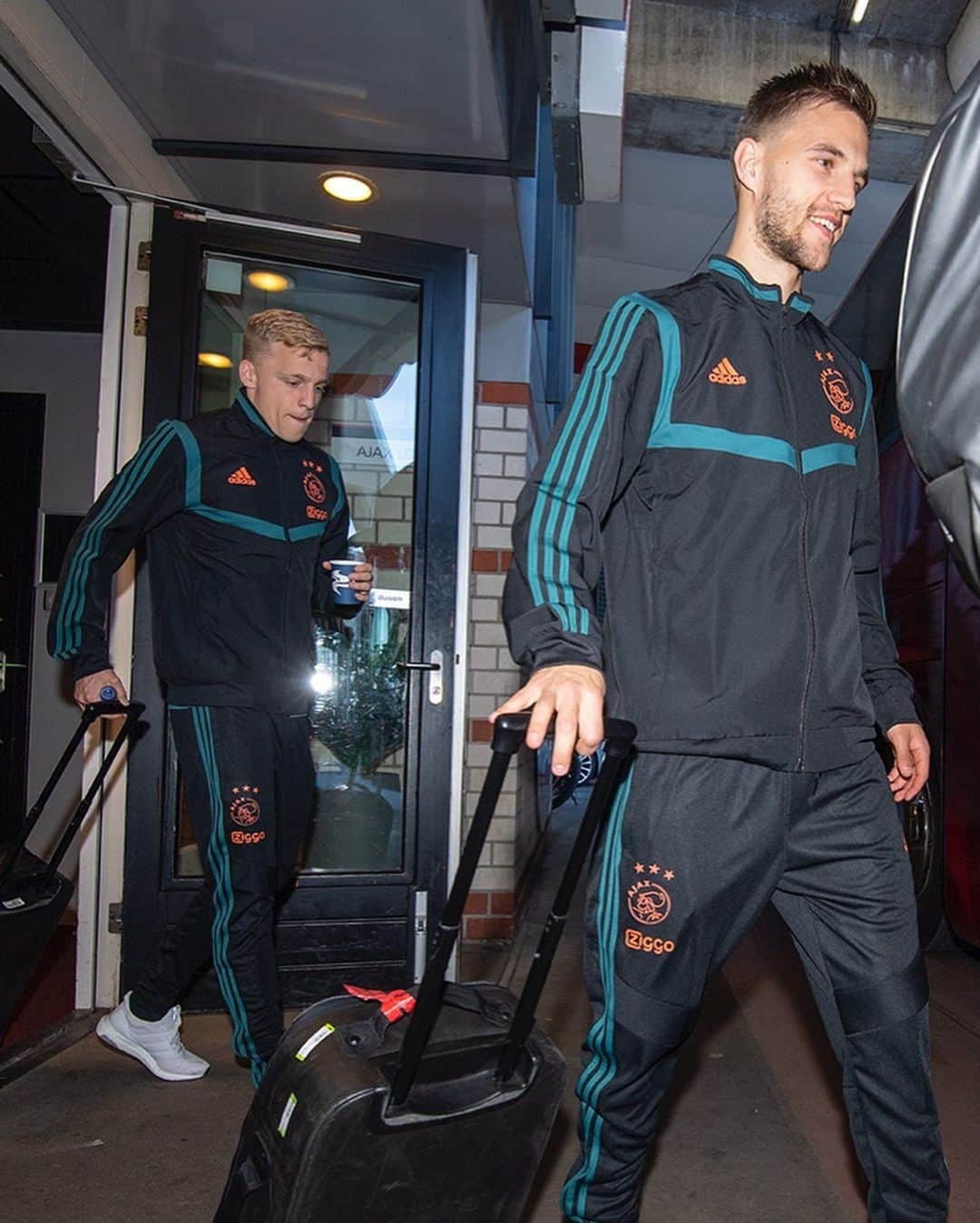 アヤックス・アムステルダムさんのインスタグラム写真 - (アヤックス・アムステルダムInstagram)「We’re off to Doetinchem in our new @adidasfootball training wear! ⚡️ Get yours now! 😍 #DareToCreate #graaja」5月15日 20時06分 - afcajax